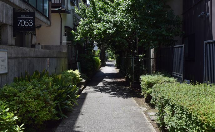 【SUUMOタウン】下北沢のど真ん中でハダシになる。25歳から30歳にわたる個人的な生活の足どり｜文・椋本湧也