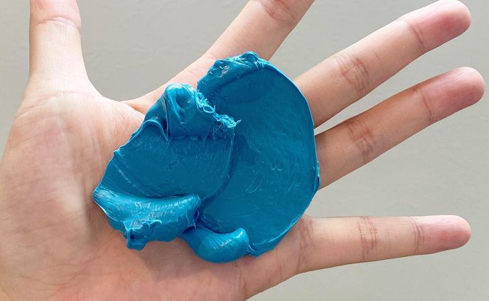 大きさ

#abstractart
#art
#artcurator
#blob
#contemporaryart 
#fineart
#modernart
#texturedart
#アートのある暮らし
#アート好きな人と繋がりたい
#コンテンポラリーアート
#シリコン
#ぶろっぶ
#モダンアート
#モダンインテリア
#現代アート
#現代美術

私は、パレットに残る絵の具の塊に心を惹かれます。
それぞれの絵の具の塊からは、情熱的な創作の名残りが感じられるからです。
しかし、残念ながらそれらの塊は「汚れ」として捨てられてしまいます。

私は違います。私はその絵の具の塊を美しく飾りたいのです。
彼らが持つ独特の魅力と柔らかさを保ちながら、世界に誇示したいのです。

そんな思いから、「ぶろっぶ」シリーズが生まれました。
このシリーズは、捨てられてしまう運命にある絵の具の塊に再生の場を与えるために作られました。

私の作品を通じて、絵の具の塊が持つ独特の魅力と価値を再評価していただければ幸いです。