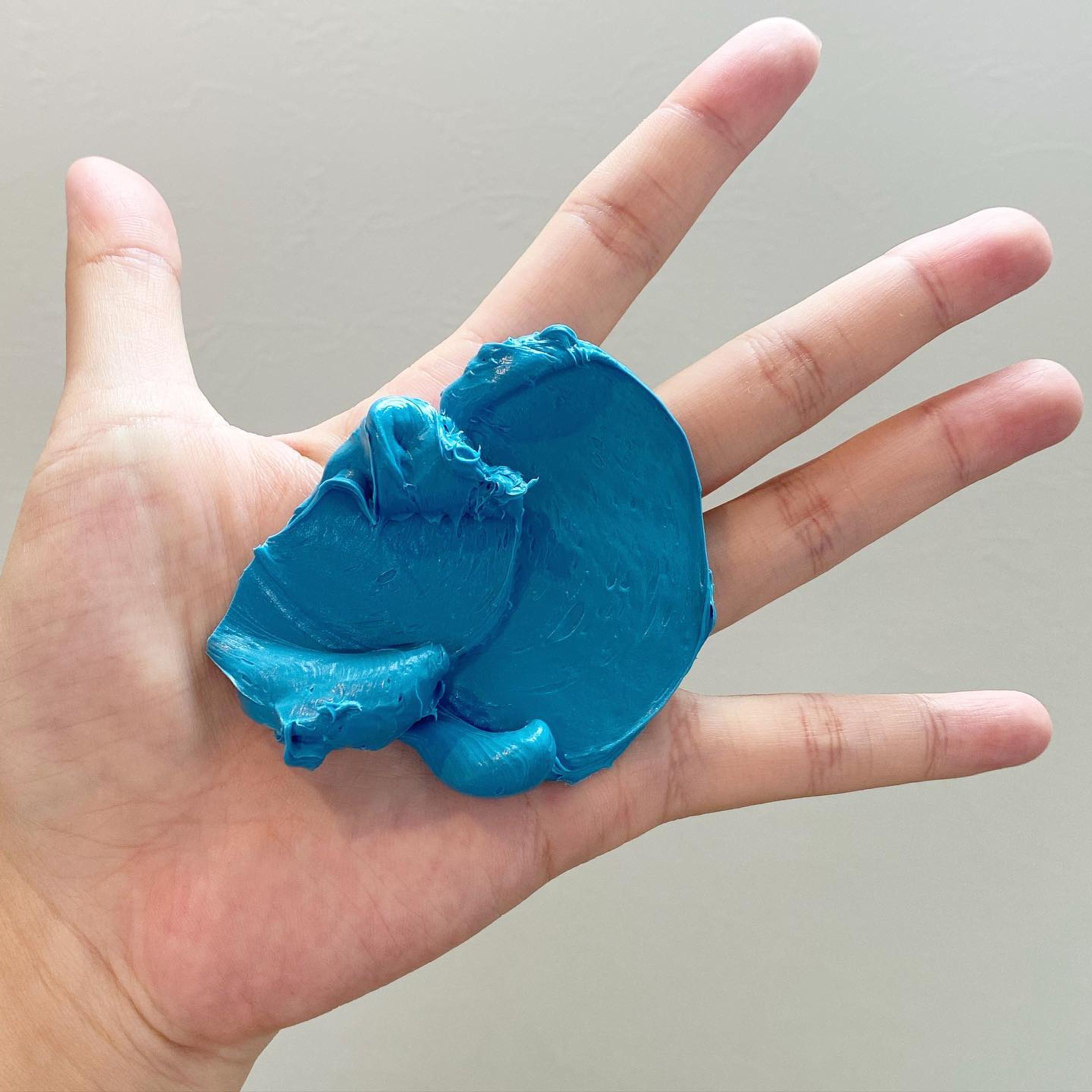 大きさ

#abstractart
#art
#artcurator
#blob
#contemporaryart 
#fineart
#modernart
#texturedart
#アートのある暮らし
#アート好きな人と繋がりたい
#コンテンポラリーアート
#シリコン
#ぶろっぶ
#モダンアート
#モダンインテリア
#現代アート
#現代美術

私は、パレットに残る絵の具の塊に心を惹かれます。
それぞれの絵の具の塊からは、情熱的な創作の名残りが感じられるからです。
しかし、残念ながらそれらの塊は「汚れ」として捨てられてしまいます。

私は違います。私はその絵の具の塊を美しく飾りたいのです。
彼らが持つ独特の魅力と柔らかさを保ちながら、世界に誇示したいのです。

そんな思いから、「ぶろっぶ」シリーズが生まれました。
このシリーズは、捨てられてしまう運命にある絵の具の塊に再生の場を与えるために作られました。

私の作品を通じて、絵の具の塊が持つ独特の魅力と価値を再評価していただければ幸いです。-1