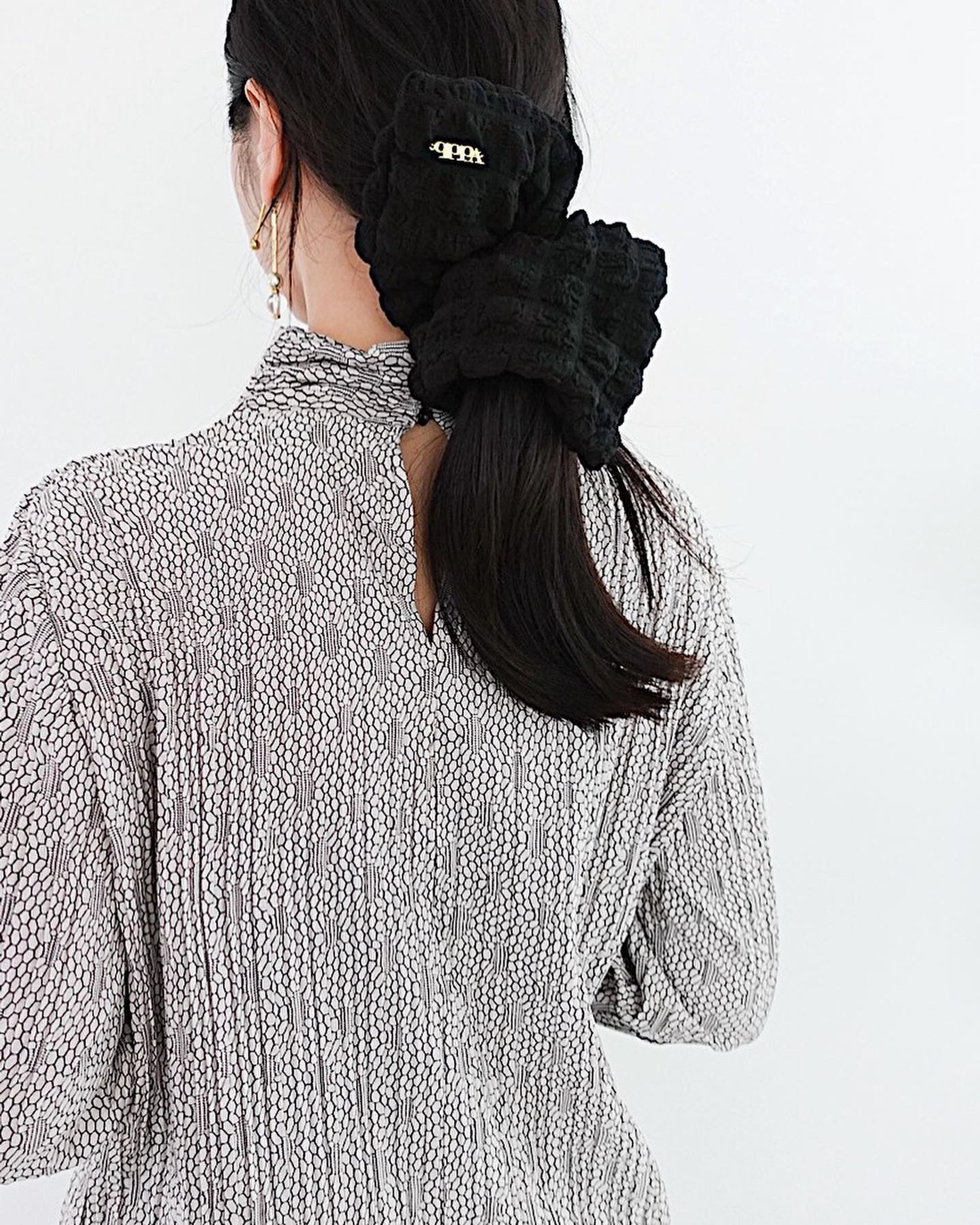 square BIG
chouchou✿✿

下で結んだり
上の方で結んだり。

特に忙しい日に
パパっと結べば
簡単ヘアセット完成です❤︎

もちろん
お呼ばれスタイルの日にも
華やかさを簡単にプラス🪄

#スクエアシュシュ#シュシュ #へああれんじ #ぷくぷく生地 #韓国ヘアアレンジ #韓国ファッション #韓国へあ #キュッパ#へあーすたいる #黒髪ロング #ヘアスタイルロングヘア #簡単へあアレンジ #身だしなみ #簡単ヘアアレンジ #ヘアアクセサリーハンドメイド-1