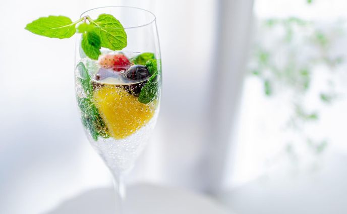 𖧷
𖧷𖧷𖧷
さっき投稿した
フローズンフルーツ。
そのまま食べてももちろん美味しいんだけど、
.
わたしはなんせお酒が好きなので
.
モヒートにしてみました◡̈♥
.
フローズンだからそのまま氷代わりにもなる。
.
贅沢❤︎
.
飲むときはミント、もっとガンガン入れて大丈夫だと思います(誰も聞いてない)
.
サングリアにしても美味しそうなので、今度はサングリアにしてみます𓂃𓂂﻿
.
スパークリングにいれてもいいし、クリスマスパーティにもオススメ。
.
.
.

#henoheno #pono #フローズンフルーツ #スムージー #おいしく食べて社会貢献 #フードロス削減 #フードロス #reducefoodwaste #foodwaste  #henoheno_fan #リビング　#インスタフード #デリスタグラム #マイホーム  #ダイエット #産後ダイエット #イセタニスタ  #スムージー #スイーツ #おうちカフェ #丁寧な暮らし #無印 #イッタラ #アラビア#monmarche #モンマルシェ #缶詰 #クリスマス #ツナ缶 #monipla #monmarche_fan