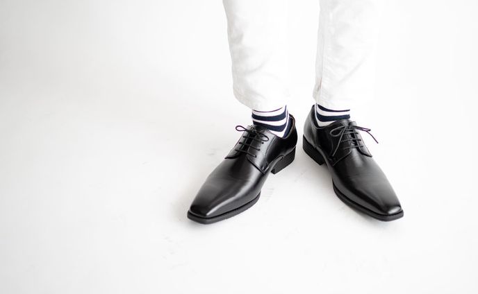 𖧷
𖧷𖧷𖧷
地震、すごかったですね。
私は関東ですが、なかなか揺れて

旦那さんが食器棚を押さえてくれて、私はハナさんを守るべくひたすらおたおたとしてしまいました💦
.
ディスプレイしてた額縁とかは下に落ちてきて、地震の怖さを改めて。
.
みんなが無事でいられることを心から祈りつつ、防災対策、ちゃんとしなくちゃ！って思いました。
.
今日もどんよりしたお天気ですが、足元くらい春らしく𓂃𓂂﻿
.
わたし、男の人のかちっとした革靴からかわいい靴下見えるのが大好物❤︎
.
旦那さんはフリーランスなのでTPOに合わせていろんな格好で出かけていくんですが、オフィカジな日の足元はこんなテイストが多いです❤︎
.
単純に私の好みで @paulsmithjapan の靴下を履いてもらうことが多い◡̈♥
.
履いてる
@redtent_stores のシューズ、驚きのプチプラ価格だから旦那さんにオススメしてみて❤︎
.
スリッポンも可愛かったからプレゼントしてみようかな𓂃𓂂﻿
.
ブラウン系の革靴も、個人的にはとっても好み◡̈♥
.
男の人の靴ってかっこいいよね𓂃𓂂﻿
.
shoes @redtent_stores 
socks @paulsmithjapan