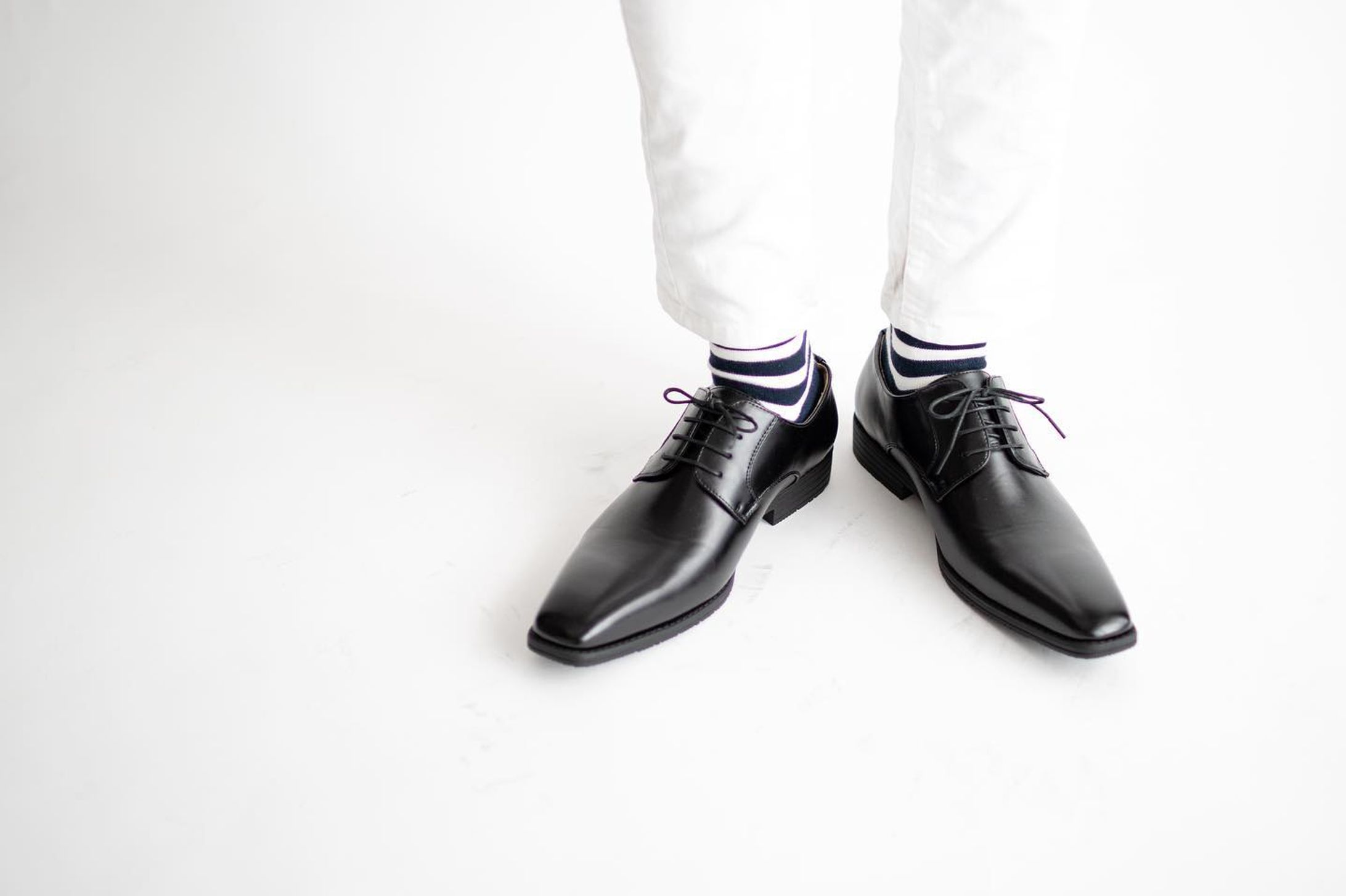 𖧷
𖧷𖧷𖧷
地震、すごかったですね。
私は関東ですが、なかなか揺れて

旦那さんが食器棚を押さえてくれて、私はハナさんを守るべくひたすらおたおたとしてしまいました💦
.
ディスプレイしてた額縁とかは下に落ちてきて、地震の怖さを改めて。
.
みんなが無事でいられることを心から祈りつつ、防災対策、ちゃんとしなくちゃ！って思いました。
.
今日もどんよりしたお天気ですが、足元くらい春らしく𓂃𓂂﻿
.
わたし、男の人のかちっとした革靴からかわいい靴下見えるのが大好物❤︎
.
旦那さんはフリーランスなのでTPOに合わせていろんな格好で出かけていくんですが、オフィカジな日の足元はこんなテイストが多いです❤︎
.
単純に私の好みで @paulsmithjapan の靴下を履いてもらうことが多い◡̈♥
.
履いてる
@redtent_stores のシューズ、驚きのプチプラ価格だから旦那さんにオススメしてみて❤︎
.
スリッポンも可愛かったからプレゼントしてみようかな𓂃𓂂﻿
.
ブラウン系の革靴も、個人的にはとっても好み◡̈♥
.
男の人の靴ってかっこいいよね𓂃𓂂﻿
.
shoes @redtent_stores 
socks @paulsmithjapan-1