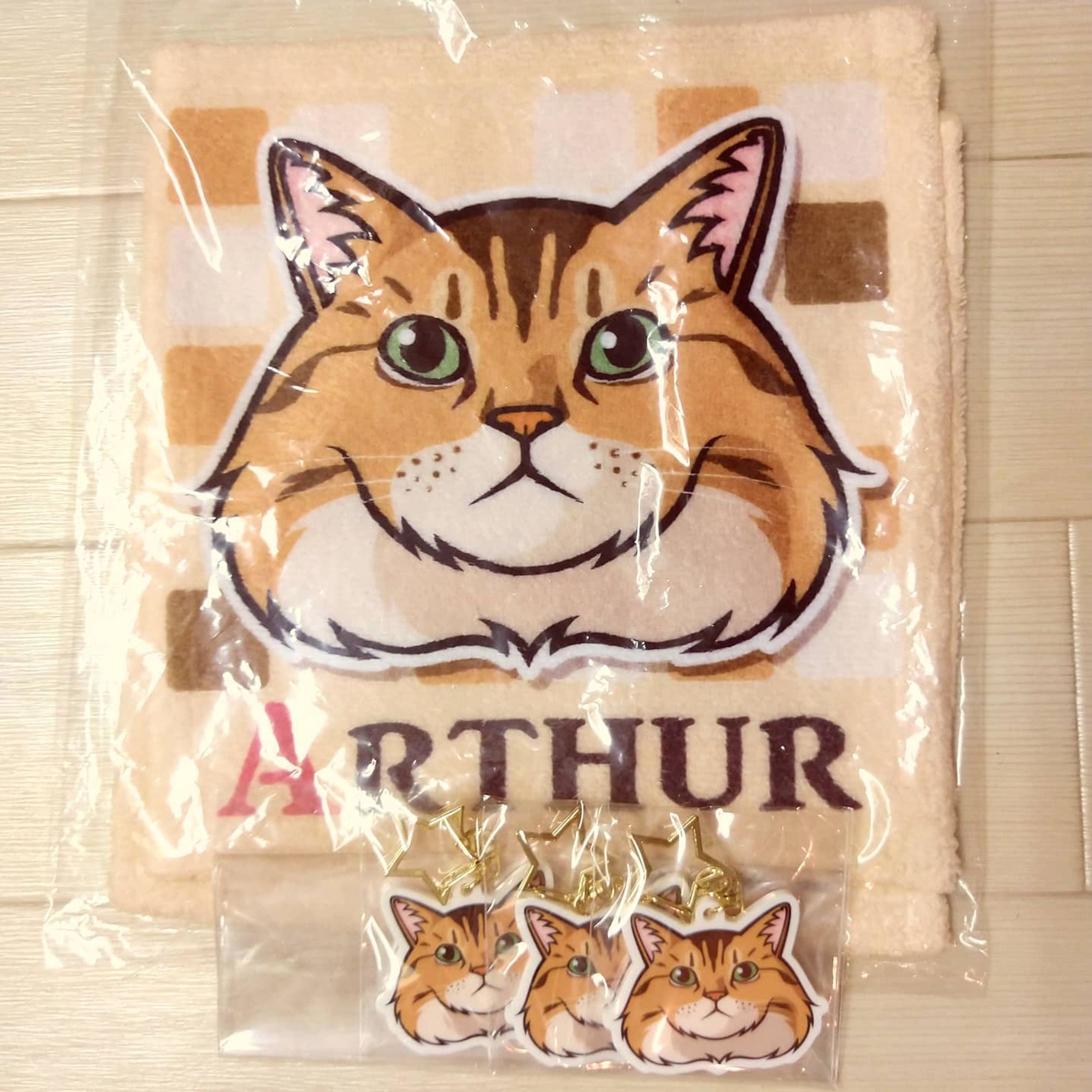 行きつけの猫カフェ @catcafemfmf さんの推しねこアーサーくんが好きすぎてグッズ作ってみちゃったの巻！
それよりアーサーくんのもふもふたまらんからみんな見て(○´∀｀○)
.
#猫 #ねこ #ネコ #cat #猫カフェ #catcafe #猫カフェmfmf #catcafemfmf
#動物 #animal #もふもふ #ふわもこ部 #ミヌエット #イラスト #絵 #似顔絵 #portrait #デザイン #design #アート #art
#ミヌエット #グッズ #goods #自作グッズ #タオル #ミニタオル #towel #キーホルダー #アクキー.
.
※イラストご利用の際はお声掛け・dosyie551へのリンクをお願い致します。-1