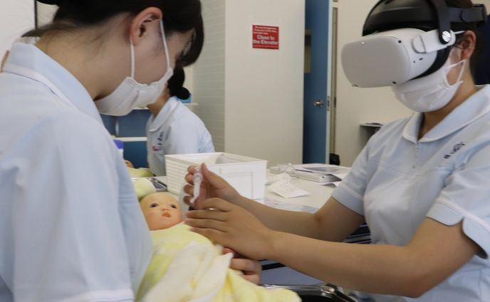 ＜Craftman体験ブースでデモを使用させて頂く企業様のご紹介＞
防衛医科大学チーム
https://youtu.be/sf7XpfKF530
*
*
「看護技術における小児へのお薬投与と注射点滴工程」
*
実際の現場の臨場感を体験頂けるように、複数の患者様ケースを収録しています。
*
*
エステのお客様にも通じますが、同じ学習テーマでも現場では全く同じ人を扱うことはなくハプニングがつきものです。
 *
特に幼児になると、特になにが起きるか分からないので同じ学習でも色々なケースを体験する事で現場での瞬時の対応が変わってくのではないかと考え複数のケース作りをしています。
*
実際にハプニングも起き、一瞬驚きながら即座にチームで対応されている先生方が見られます笑
*
* 
オキュラスクエストを生徒数をお持ちでない学校でも授業で使えるように、コンテンツをスマホやＰＣでも扱えるようにしました。
 *
先生方の教育研究や関西国際大学様と防衛医科様での看護の授業に取り入れて頂き、多くの生徒さんに体験頂き、現在アンケートをまとめて頂いています
*
*
VRとリアルなサービスや製品を組み合わせる試みは新しいXRサロンで自ら体現していきます！
美容業界でXRの知見は誰よりもありますので、なんでもご相談下さい
展示会会期中のキャンペーンも有り！
 *
VR,AR,HoloLensなどなんでもご相談ください！
XRエステサロンとメタバースサロンもオープン準備中です！
*
*
■XR総合展に出展
6/29～7/1日東京ビックサイトで開催の「XR（メタバース）総合展」のオプティカルボルテックス東京ブースにて体験頂けます。ぜひお気軽にお立ち寄りくださいませ。
*
名称：第2回 XR（メタバース）総合展 夏
会期：2022年6月29日（水）~7月1日（金）
会場：東京ビックサイト　ブースNo25-44
主催：RX Japan株式会社 (旧社名: リード エグジビション ジャパン)
招待券　
https://www.xr-fair.jp/.../ja-jp/visit/e-ticket-ex.html...
* 
#あなたの日常のワンシーンをもっと素敵に
#MixFIT #Mixup　#Craftsman
#技術をXRで資産活用
#Craftsman #XR美容スクール #技術継承
#美容　#健康　#ベンチャー
#エステ #XR教育　#メタバース　
#Hololens #Oculusquest #XRエステ #XR開発　#美容関連開発

#craftmanmeta #メタバースエステmixup #xrエステmixup