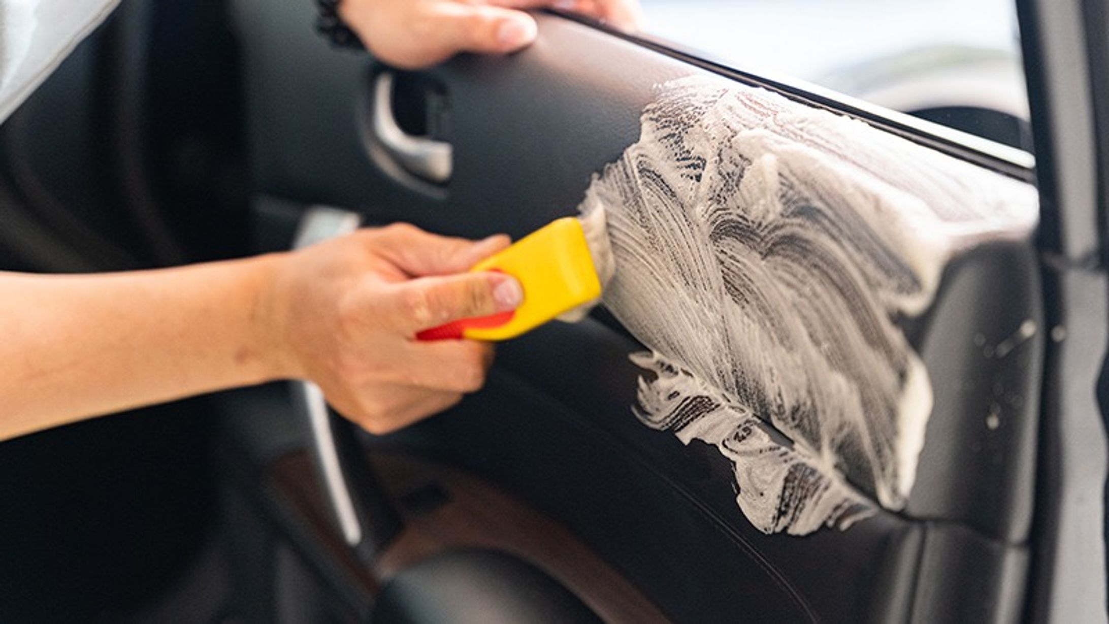 Giải pháp vệ sinh nội thất ô tô để bảo vệ sức khỏe cả gia đình-1