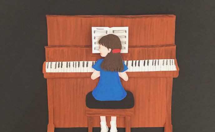 ピアノを練習する少女。