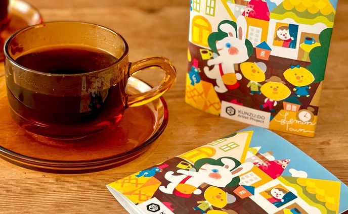 ＼ NEWS ／
ロシトロカのイラストがコーヒーのパッケージになりました！
『KUNZU:DO ARTist PROJECT』薫豆堂さん( @ccg_kunzudo )とのコラボ企画で和歌山県産のレモンを使用した“ 檸檬の薫り珈琲 ”のパッケージイラストを制作。卯年にピッタリのウサギとレモンを描きました🐰🍋

薫豆堂さんでのイベントや個展の時に限定販売を予定しております。レモンの爽やかな薫りと共に特別な一杯をお楽しみいただきたいです☺️

We created a package illustration for "Lemon Scented Coffee" using lemons from Wakayama Prefecture. Rabbit and lemon 🐰🍋, perfect for the year of the rabbit.
『KUNZU:DO ARTist PROJECT』
Collaboration project with Kunzudo. We hope you enjoy a special cup with the fresh scent of lemon. ☺️
.
.
.

#ロシトロカ #lositoloca #illustrationgram #playful #playfulillustration  #コーヒー #coffee #パッケージ #レモン #package#publication #イラスト #イラストレーター #illustration #art #일러스트 #일러스트레이터　#커피　#咖啡