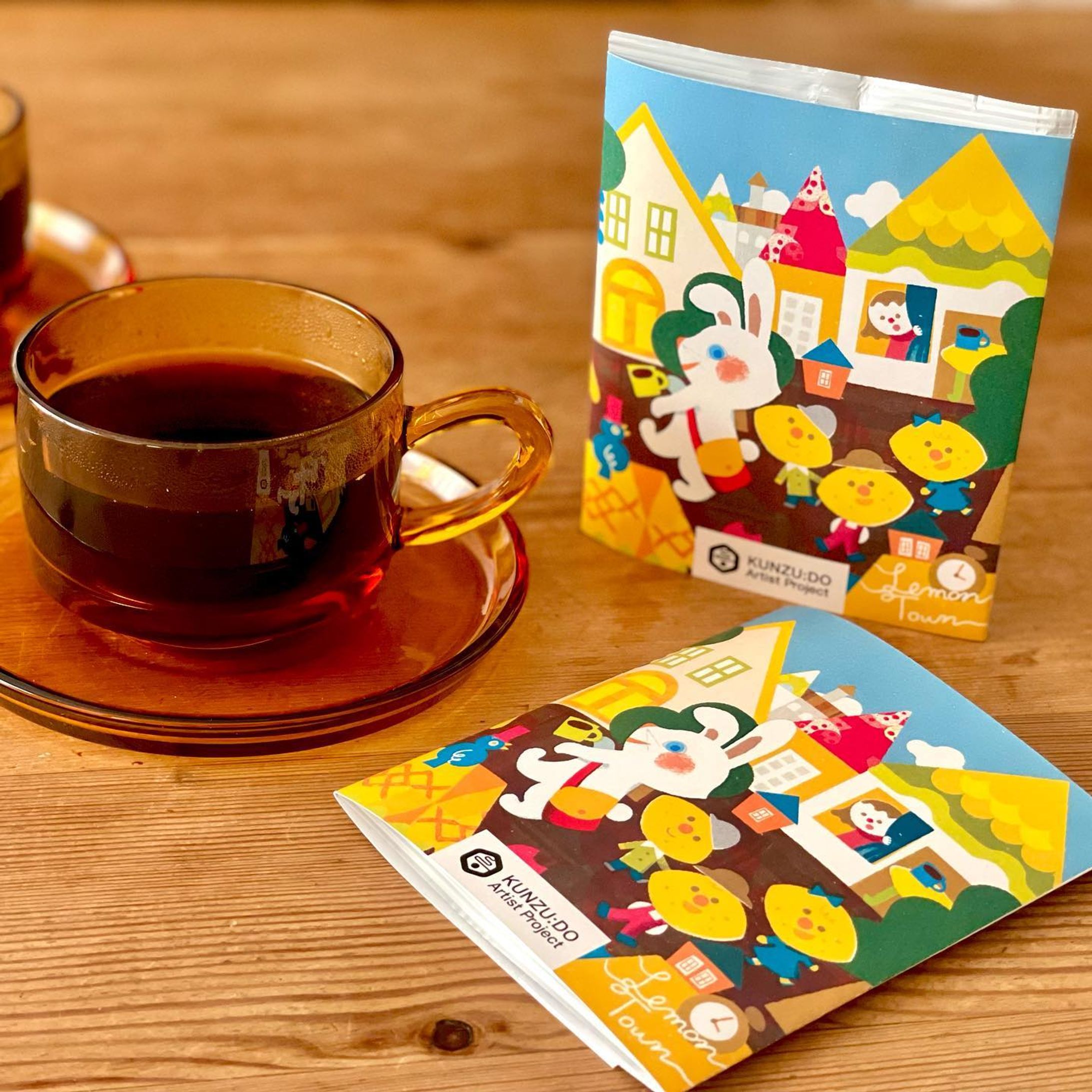 ＼ NEWS ／
ロシトロカのイラストがコーヒーのパッケージになりました！
『KUNZU:DO ARTist PROJECT』薫豆堂さん( @ccg_kunzudo )とのコラボ企画で和歌山県産のレモンを使用した“ 檸檬の薫り珈琲 ”のパッケージイラストを制作。卯年にピッタリのウサギとレモンを描きました🐰🍋

薫豆堂さんでのイベントや個展の時に限定販売を予定しております。レモンの爽やかな薫りと共に特別な一杯をお楽しみいただきたいです☺️

We created a package illustration for "Lemon Scented Coffee" using lemons from Wakayama Prefecture. Rabbit and lemon 🐰🍋, perfect for the year of the rabbit.
『KUNZU:DO ARTist PROJECT』
Collaboration project with Kunzudo. We hope you enjoy a special cup with the fresh scent of lemon. ☺️
.
.
.

#ロシトロカ #lositoloca #illustrationgram #playful #playfulillustration  #コーヒー #coffee #パッケージ #レモン #package#publication #イラスト #イラストレーター #illustration #art #일러스트 #일러스트레이터　#커피　#咖啡-1