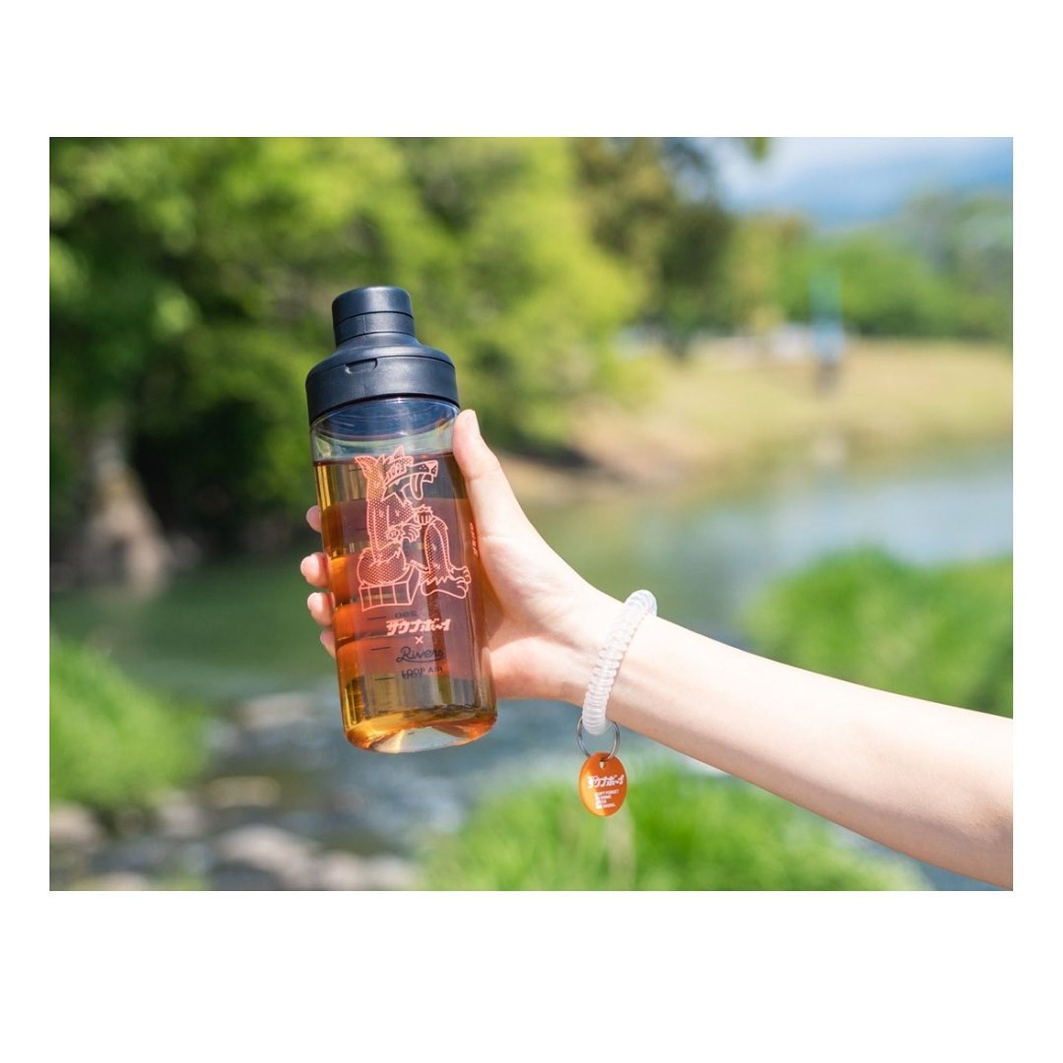 ドリンクウェア @rivers_drinkware さんからいただいた
ループエア500 サウナボーイセットを愛用中です！

デザインがかわいいだけじゃなくて、
使いやすさが何より嬉しい💕

●軽い！(約116g)からどこへでも持ち運びたくなる♡

●バンド付き！サウナでヘアゴムとしても使えちゃうのがありがたい🙏

●持ち手がある！から手が塞がらない✌️

●蓋が外れないよう！からキャップもなくさない👍

オフィスや遊びに行くときにも持ってってます☺️💕
色違いで並ぶとまた可愛いなぁ〜🥹

アイボリーは在庫なし⚠️(人気！)
ブラック、カデットブルーも
在庫僅かということなので欲しい方は
お早めにご購入を〜！！

購入は🔻から🙋‍♀️
https://store.stunscape.com/products/loopair500-sbset-clear

All photo by
@maho___sa-1