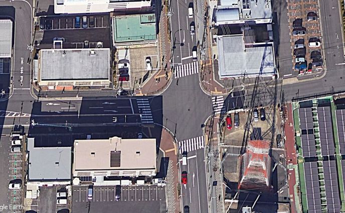 横断歩道「斜め」にしてみたら事故減少！？　横断中の歩行者に気づきやすく…愛知県「鋭角横断歩道」の不思議