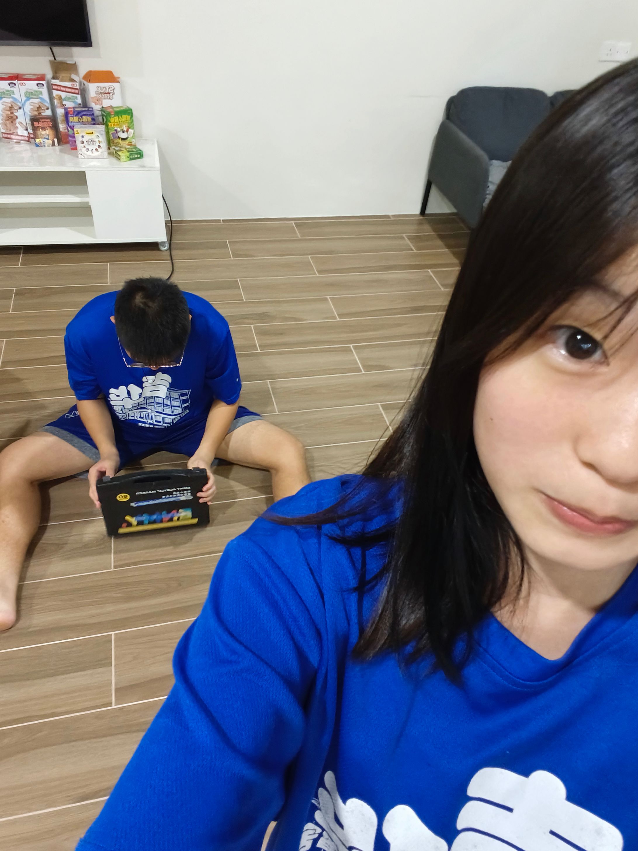 偷拿我电话拍照的几个小的-1