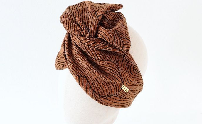 new ブラウンリーフ🌿

ブラックと明るいブラウンのリーフ柄が
素敵なカバーです。

シンプルなスタイルにはもちろん、
エスニックスタイルとも相性抜群です！

サイドはqppA®︎オリジナルチャームが光り、
高級感がup。

遊び心のあるターバンで
心が軽く楽しくなっていただけると幸いです♪

ご購入はプロフィールのリンクから🔗

#身だしなみ  #キュッパ #着せ替えターバン #たーばん#キセカエワイヤーターバン#着せ替え #たーばん #ヘアバンド #ワイヤーターバン #湘南 #茅ヶ崎 #ターバンヘア #デニムリメイク #リメイクターバン #グリーンターバン #デニムターバン #小顔効果抜群 #小顔効果