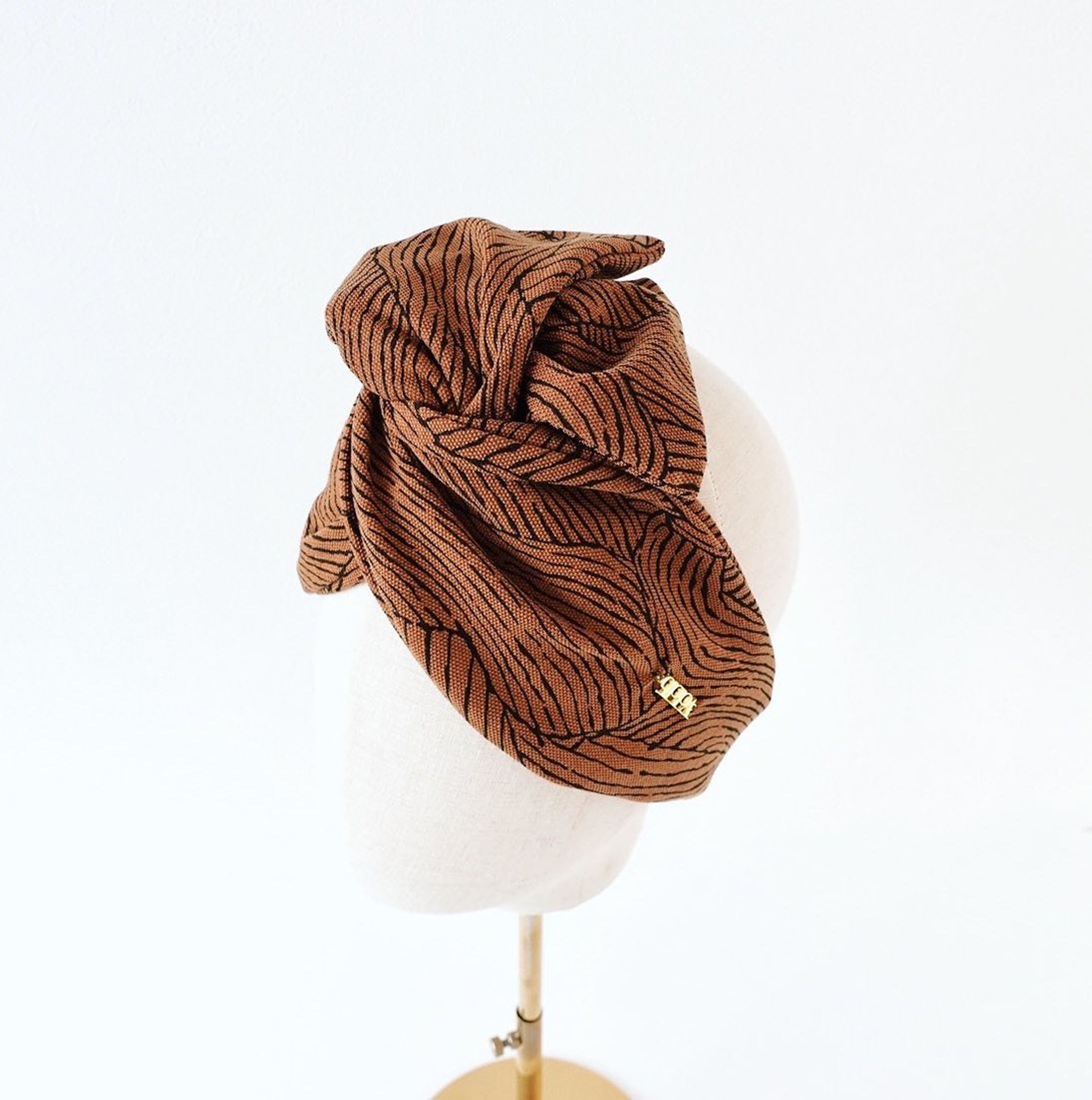 new ブラウンリーフ🌿

ブラックと明るいブラウンのリーフ柄が
素敵なカバーです。

シンプルなスタイルにはもちろん、
エスニックスタイルとも相性抜群です！

サイドはqppA®︎オリジナルチャームが光り、
高級感がup。

遊び心のあるターバンで
心が軽く楽しくなっていただけると幸いです♪

ご購入はプロフィールのリンクから🔗

#身だしなみ  #キュッパ #着せ替えターバン #たーばん#キセカエワイヤーターバン#着せ替え #たーばん #ヘアバンド #ワイヤーターバン #湘南 #茅ヶ崎 #ターバンヘア #デニムリメイク #リメイクターバン #グリーンターバン #デニムターバン #小顔効果抜群 #小顔効果-1