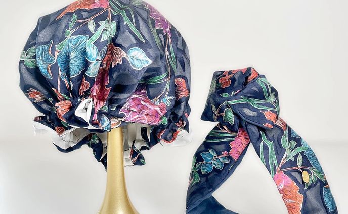 ユニークで上質なトルコ製ファブリックが人気💐

ナイトキャップ・QPPA®︎ともにご用意しております。

【トルコ製fabric】
世界の有名ファッションブランドに、クリエイティブな素材を供給している、トルコ屈指のプリントメーカーによる、レーヨンポリエステル・オパール加工。
奥行きと色の対比を存分に楽しめます。

【ユニークな生地感】
複数の素材を使用した交織(こうしょく)織物の、一部の繊維のみを溶かして柄に透かしを作ったオパール加工。
一瞬カットボイルやカットジャガードにも見える、ユニークなテクスチャーです。
透け感ベースに、肉厚な綾織り生地を残した構造。その部分は透けず、全体で中肉地ほどの生地合いです。
ハリ・コシ控えめの柔らかな風合い。ぷるんと細かく揺れる優雅なドレープ性があり、流れるような落ち感も備えています。しなやかな戻りが効いていて、シワにもなりにくいです。

✦ ✦ ✦ ✦ ✦ ✦ ✦ ✦ ✦ ✦ ✦ ✦ ✦ ✦ ✦

〰️𝑸 𝑷 𝑷 𝑨®︎ キュッパ〰️
𓇼𝑯𝒂𝒊𝒓 𝒄𝒂𝒓𝒆 𝒂𝒄𝒄𝒆𝒔𝒔𝒐𝒓𝒊𝒆𝒔湘南茅ヶ崎

🌿日々のビューティケアをおしゃれにラクにhappyに

҉  着せ替えワイヤーターバン
҉  国産洗えるシルクのナイトキャップ
҉  スクエアシュシュ・吸水ガーゼシュシュetc...

♥ 大人の身だしなみを簡単に整える
♥ 時短でおしゃれしたい方
♥ 使い心地の良いヘアアクセサリー
♥お子様用ナイトキャップをお探しの方
♥ 上質で永く使えるモノが良い
♥ 少し変わったプレゼントをお探しの方（プレゼント梱包無料です。）

🛒オンラインショップはプロフィールからご覧下さい。
🛍Creema＆minne で販売中
“QPPA®︎”で検索お願いします。

当店のナイトキャップは
兵庫県姫路市花田町上原田170-1
@emcafe
にてお取り扱いしております。

 ✦ ✦ ✦ ✦ ✦ ✦ ✦ ✦ ✦ ✦ ✦ ✦ ✦ ✦

#キュッパ #着せ替えターバン #着せ替えターバン #ヨガ#ヨガウェア#ターバンアレンジ #ターバン #ターバンヘア #ターバンコーデ #ヘアアレンジ #ヘアアクセサリー #ヘアアクセ #ヘアバンド#海 #湘南スタイル  #茅ヶ崎 #ヘアケアグッズ #時短ヘアアレンジ #ワイヤーターバン #ミニマルライフ#creema#minne#時短おしゃれ#大人の身だしなみ#ナイトキャップ#お子様ナイトキャップ#時短#コスパ#ヘアケア #shonan#shonanlife