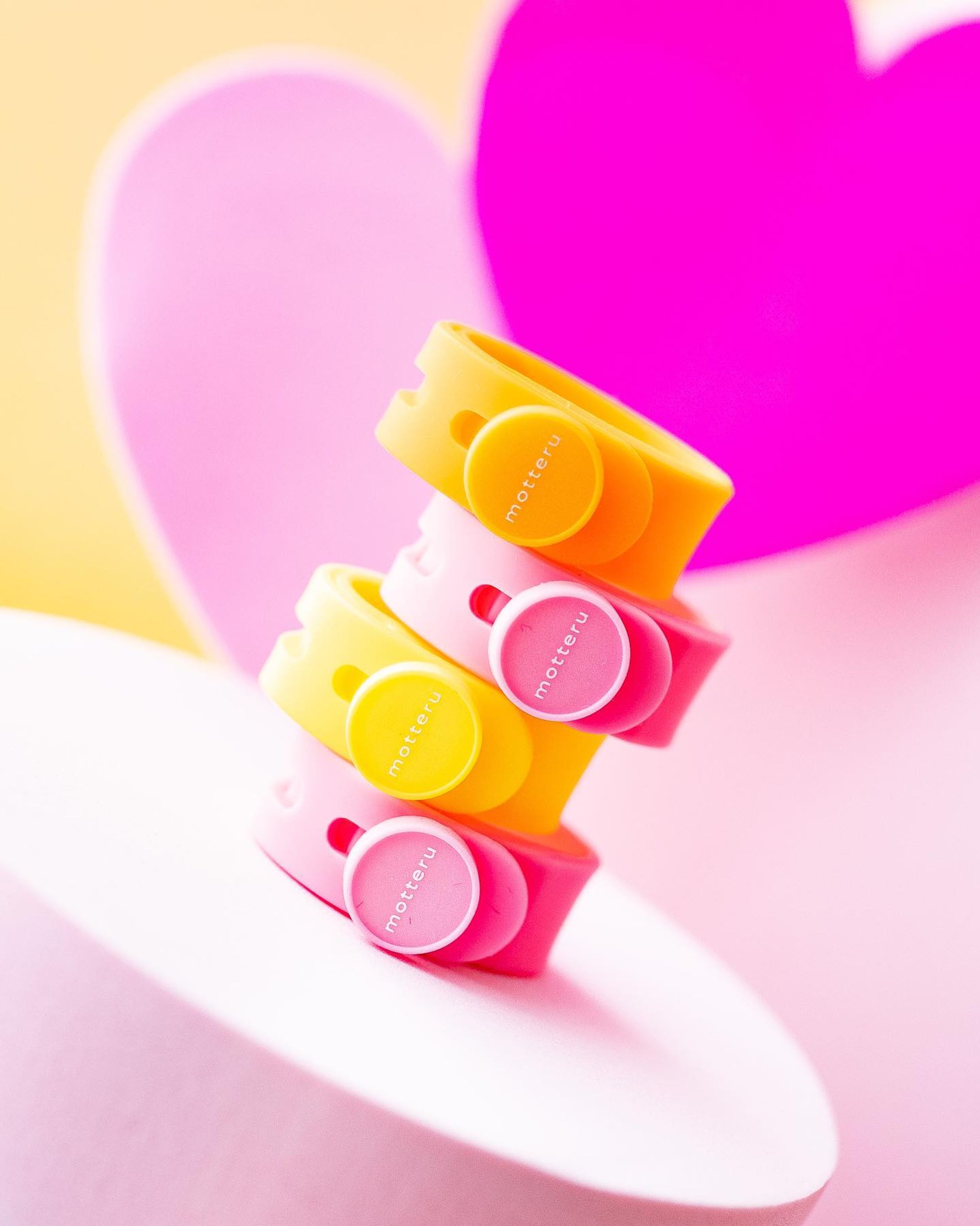 【イチオシガジェット】
視界に入るだけで元気をもらえるカラーのケーブルバンド。

めちゃくちゃしなやかで埃もつきにくいし、何につけても可愛いんで私はペンケースがわりにしたりたべかけのチョコレートの袋を止めたりいろんな用途で使ってます。

ずっと使ってるんだけど、さらにコンパクトに止められるように進化したのでより使いやすさが増してる。

どんどんリニューアルして使いやすくなっていってくれるところも大好きな @motteru_enjoy 

とりあえずガジェットがほんとかわいいから一度覗いてみて🥹

#ガジェット女子 #リモートワークスペース #在宅ワーク #デスクツアー #モバイルバッテリー #iphoneケース-1