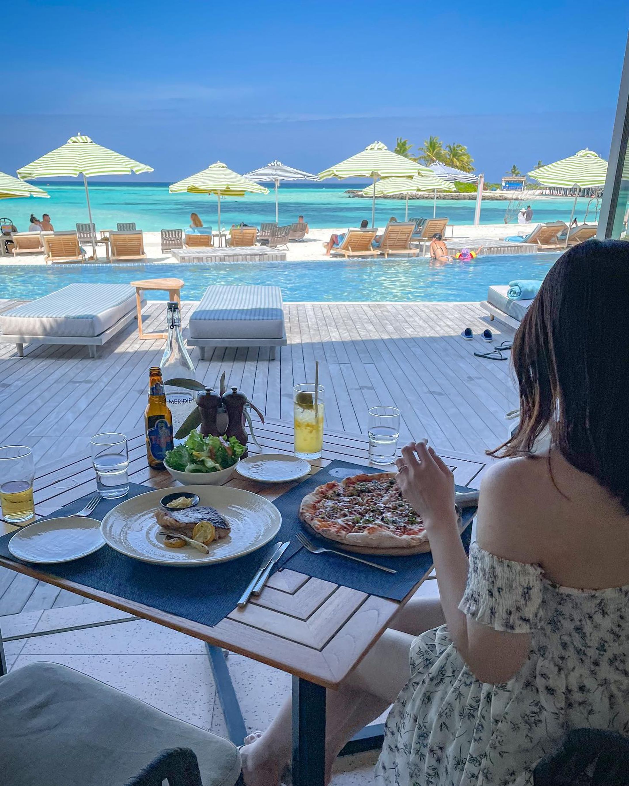 .
📍 @lemeridienmaldives

目の前はプールとビーチ！非日常気分ランチ𓌉𓇋 ‎

🔖 保存すると後から見返せるよ🔖 .·

𓐄 𓐄 𓐄 𓐄 𓐄 𓐄 𓐄 𓐄 𓐄 𓐄 𓐄 𓐄 𓐄 𓐄 𓐄 𓐄 𓐄 𓐄

ヴェラバー＋グリル/Velaa Bar＋ Grill

ランチでおすすめのダイニング。
コスパ良くて美味しいから
昼夜ここ！って人も多いみたい🌴

(まだマリオットAMEXの割引が
適用されていた時期だったから
オールインクルーシブは申し込まなかった)

ビーチサイドにあるので
きれいな景色を眺めながら
食事が楽しめるよ🍽

＼order／
🍕pizza(Maldivian) ＄30
🐟Catch of the Day ＄45

2人でシェアするとどっちも
食べられてちょうど良いかも♡

最高なロケーションの
グリル専門店。

美味しい料理、オーシャンビュー
そして昼間からカクテル…🍸

お酒好きにとってこんな贅沢は無い！(笑)
お昼から幸せすぎランチ。

𓐄 𓐄 𓐄 𓐄 𓐄 𓐄 𓐄 𓐄 𓐄 𓐄 𓐄 𓐄 𓐄 𓐄 𓐄 𓐄 𓐄 𓐄

リッツモルディブについても
情報量多めでまとめてるので
気になる人は他の投稿もcheck♡

モルディブ情報は☞ #momomi_maldives

𓐄 𓐄 𓐄 𓐄 𓐄 𓐄 𓐄 𓐄 𓐄 𓐄 𓐄 𓐄 𓐄 𓐄 𓐄 𓐄 𓐄 𓐄

Le Meridien Maldives Resort & Spa

📍ヴェレナ国際空港から水上飛行機で35分
🔖サンセットビューの絶景バー🍸
🔖美しいダイビングスポット𓂃🫧‪

𓐄 𓐄 𓐄 𓐄 𓐄 𓐄 𓐄 𓐄 𓐄 𓐄 𓐄 𓐄 𓐄 𓐄 𓐄 𓐄 𓐄 𓐄

おしゃれ旅とグルメ大好き
絶景マニアOLのアカウントです♡
@momomi_ometabi 

・おすすめのお洒落ホテル
・大人かわいい女子旅スポット
・リゾート×グルメ
について毎日発信中📍

ホテル、カフェ、観光局の皆様📷´-
旅を一緒に盛り上げるお手伝いを
ぜひさせてください♡
お仕事のご依頼などはDMへ📮

To Hotels, Cafes, Tourist Offices.
Please let me help you liven up trips together!
Please DM for work requests💌  ̖́-‬

𓐄 𓐄 𓐄 𓐄 𓐄 𓐄 𓐄 𓐄 𓐄 𓐄 𓐄 𓐄 𓐄 𓐄 𓐄 𓐄 𓐄 𓐄

#モルディブハネムーン #モルディブ旅行 #ハネムーンレポ #ご褒美ステイ #ルメリディアン #ルメリディアンモルディブ #水上ヴィラ #モルディブ新婚旅行 #ハネムーン #ハネムーン準備 #新婚旅行レポ #夫婦旅行 #モルディブ #海外旅行 #海辺のレストラン #velaabarandgrill #maldivesislands #maldivestrip #beautifuldestinations #honeymoon #honeymoontrip #LeMeridienMaldives #maldiveshoneymoon #몰디브 #신혼여행 #馬爾代夫-1