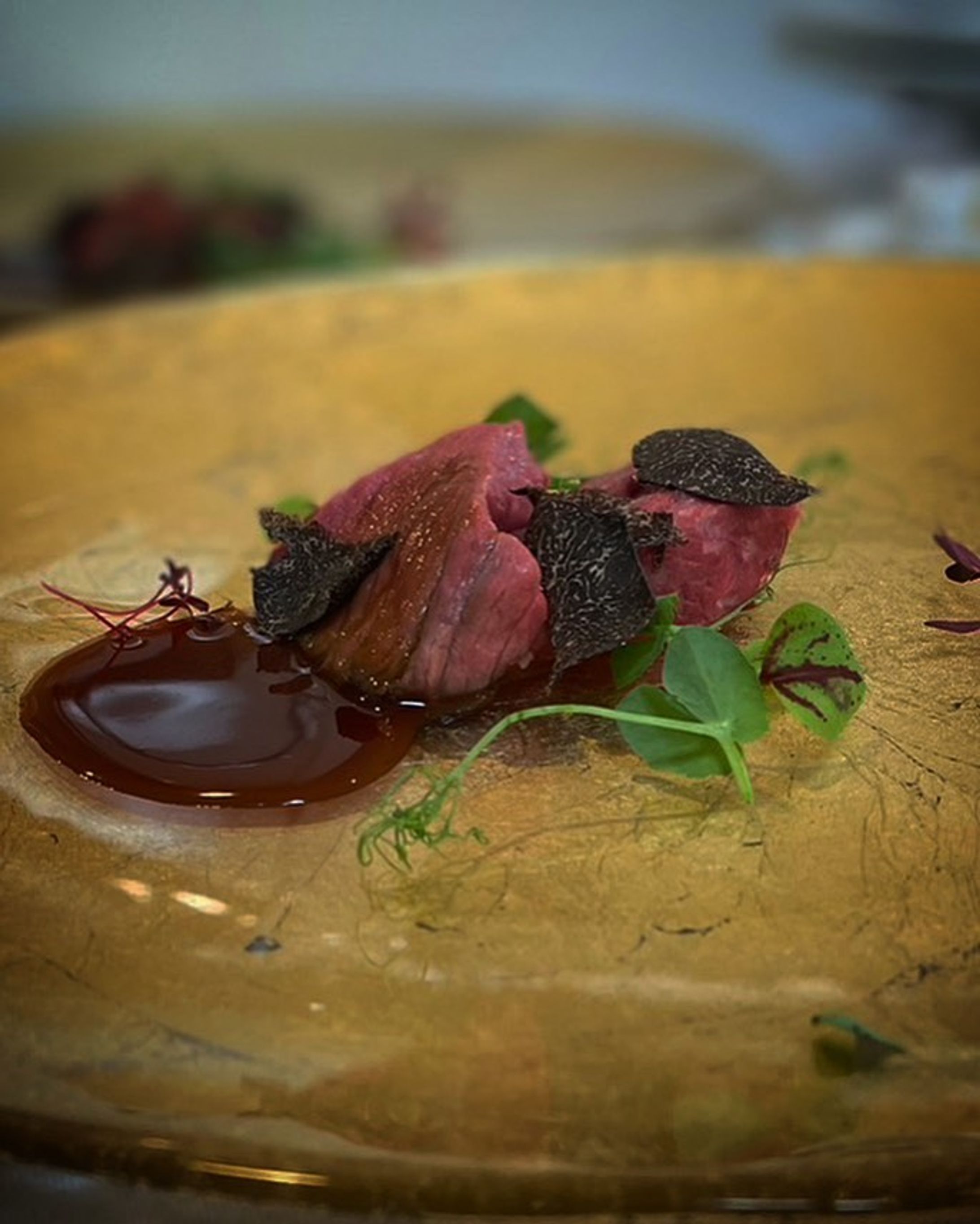 出張料理

秋田県産由利牛ウチモモ　マデラ　トリュフ

自分は肉を焼く時は強火で表面に焼き色をつけて閉じ込めるといった事はしません。

ゆっくり火を入れてる間に外側の部分が余計に焼きすぎてしまうからです

鴨とか鶏の場合は脂を焼き切りたいのでそこに関してはべつですが🤔

塩も仕上げの段階のみ

ゆっくり低すぎず、高すぎない温度で仕上げていきます。

そして最後に食感と香ばしい焼き色の香りを表面だけにつけます

塩は旨みを感じやすくするためって感じです

#記念日 
#出張シェフ 
#出張料理 
#出張料理人 
#prime_chef 
#うちシェフ 
#インスタ映え 
#美食倶楽部 
#うちchef 
#デリバリー 
#おうち時間 
#フレンチ 
#おうちレストラン-1