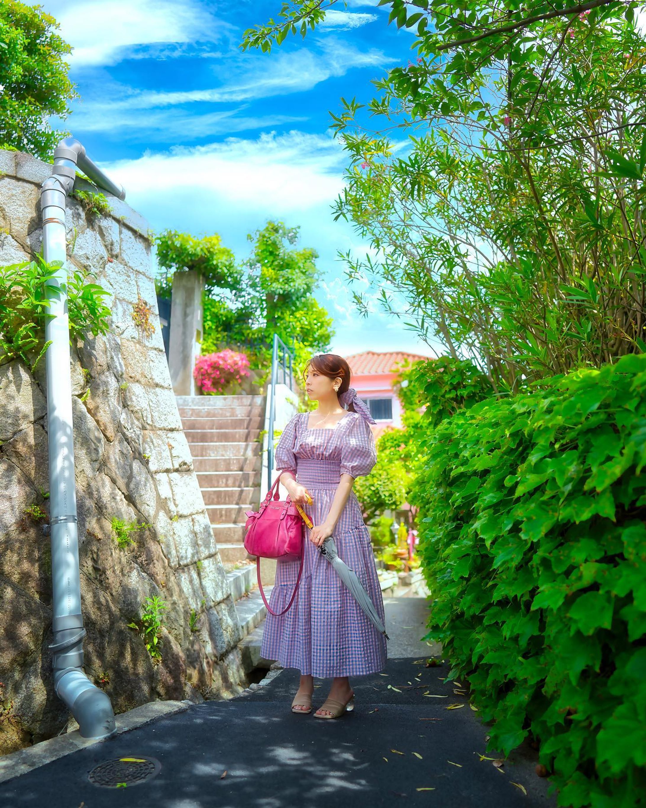 まるでジブリの世界に入り込んだ様な、そんな通り道

モデル：Ayaさん

撮影のご依頼はDMでお願いします🙇🏻‍♂️

ーーーーーーーーーーーー

ご覧頂きありがとうございます
気軽にフォローして貰えると嬉しいです！

Thank you for watching.
If you like it, please follow me.

▷ @takumapictures 

ーーーーーーーーーーーーーー

MODEL：Ayaさん
LOCATION：塩屋町
CAMERA ：SONY a7Ⅳ
LENS：SONY FE24mm F1.4GM
FE：24mm
ISO：100
F値：F1.8
SS：1/1250

#takumapictures 
#タクマピクチャーズ 
#ポートレート 
#ポートレート女子 
#ポートレートモデル募集 
#ポートレートモデル 
#ジブリの世界 
#風景写真 
#写真好きな人と繋がりたい 
#カメラ好きな人と繋がりたい 
#アニメのワンシーンのように 
#カメラ男子 
#カメラ女子 
#写真で伝えたい私の世界 
#ファインダー越しの私の世界 
#ファインダー越しの世界 
#キリトリセカイ 
#神戸写真部 
#関西写真部 
#推しの写真 
#大阪会場 

#landscape #landscapephotography #japan #japantravel #sel24f14gm gm #sonyfe24mmf14gm gm #alpha_newgeneration #photois2023 @fujifilm_photois-1