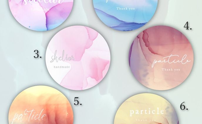 【＃38】：

もっと魅力を広げてゆきたいシリーズ…！アルコールアートをモチーフにしています。
絵の具で塗り広げたのとはまた違った、透明感と奥行きを帯びたグラデーションが繊細。

大ーきいサイズで見ていただく方が、模様の偶然性や起伏の面白さがより伝わると思うので、小さなシールに閉じ込めてしまうのはもったいなくもあるのですが…。
もっと上手に活かして磨いてゆきたい素材ちゃんです。

ご注文は▶メルカリ・minne・Creemaから。プロフィール欄から飛べます♪

インスタ直売(※メルカリ価格から10％引き！ゆうちょ銀行先払い)も可能ですが、
【インスタ内で商品仕様やお値段を1から全部ご説明するお取引き】は承っておりません。
ご希望でしたらピンポイントで特定の商品用URLもお伝えできますので、必ずどこかのサイトで商品説明をご一読くださいませ。

----------﻿

直径は4cm。シールで一番人気の「ツヤあり丸型ショップシール」。﻿
商品箱の仕上げやサンキューシールにはもちろん、ノベルティにも。
﻿

※48枚：999円　から﻿
﻿
同じシリーズは﻿
#響のツヤ丸シール
﻿
---------------﻿
全商品は﻿
#hikarino_hibiki﻿
﻿
#アクセサリー台紙﻿
#ピアス台紙﻿
#ネイルチップ﻿
#ハンドメイドピアス﻿
#ハンドメイド ﻿
#ハンドメイドアクセサリー﻿
#名刺﻿
#名刺デザイン﻿
#名刺作成﻿
#アクセサリー﻿
#シールデザイン
#minneで販売中﻿
#メルカリ出品中﻿
#ショップカード﻿
#ショップシール﻿
#サンキューカード﻿
#サンキューシール﻿
#名刺オーダー﻿
#レジンピアス﻿
#レジンアクセサリー﻿
#天然石アクセサリー﻿
#お家サロン﻿
#隠れ家サロン﻿
#まつエクサロン﻿
#ハンドメイド好きさんと繋がりたい﻿
#ハンドメイド部﻿
#ハンドメイド作家