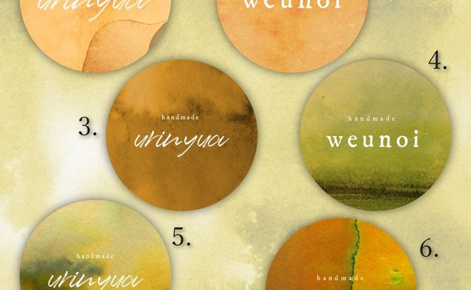 【＃36】：

羊皮紙などを使ったクラフトっぽい色のグラデーションに水彩画のスポット・滲みなどをブレンドした、シックでクールな雰囲気のシール。
こんな思わせぶりなショップシールを使っていたら、お客様から『何を考えているブランドなんだろう…？』と深読みしてもらえるとか。もらえないとか。

ご注文は▶メルカリ・minne・Creemaから。プロフィール欄から飛べます♪

インスタ直売(※メルカリ価格から10％引き！ゆうちょ銀行先払い)も可能ですが、
【インスタ内で商品仕様やお値段を1から全部ご説明するお取引き】は承っておりません。
ご希望でしたらピンポイントで特定の商品用URLもお伝えできますので、必ずどこかのサイトで商品説明をご一読くださいませ。

----------﻿

直径は4cm。シールで一番人気の「ツヤあり丸型ショップシール」。﻿
商品箱の仕上げやサンキューシールにはもちろん、ノベルティにも。
﻿

※48枚：999円　から﻿
﻿
同じシリーズは﻿
#響のツヤ丸シール
﻿
---------------﻿
全商品は﻿
#hikarino_hibiki﻿
﻿
#アクセサリー台紙﻿
#ピアス台紙﻿
#ネイルチップ﻿
#ハンドメイドピアス﻿
#ハンドメイド ﻿
#ハンドメイドアクセサリー﻿
#名刺﻿
#名刺デザイン﻿
#名刺作成﻿
#アクセサリー﻿
#シールデザイン
#minneで販売中﻿
#メルカリ出品中﻿
#ショップカード﻿
#ショップシール﻿
#サンキューカード﻿
#サンキューシール﻿
#名刺オーダー﻿
#レジンピアス﻿
#レジンアクセサリー﻿
#天然石アクセサリー﻿
#お家サロン﻿
#隠れ家サロン﻿
#まつエクサロン﻿
#ハンドメイド好きさんと繋がりたい﻿
#ハンドメイド部﻿
#ハンドメイド作家