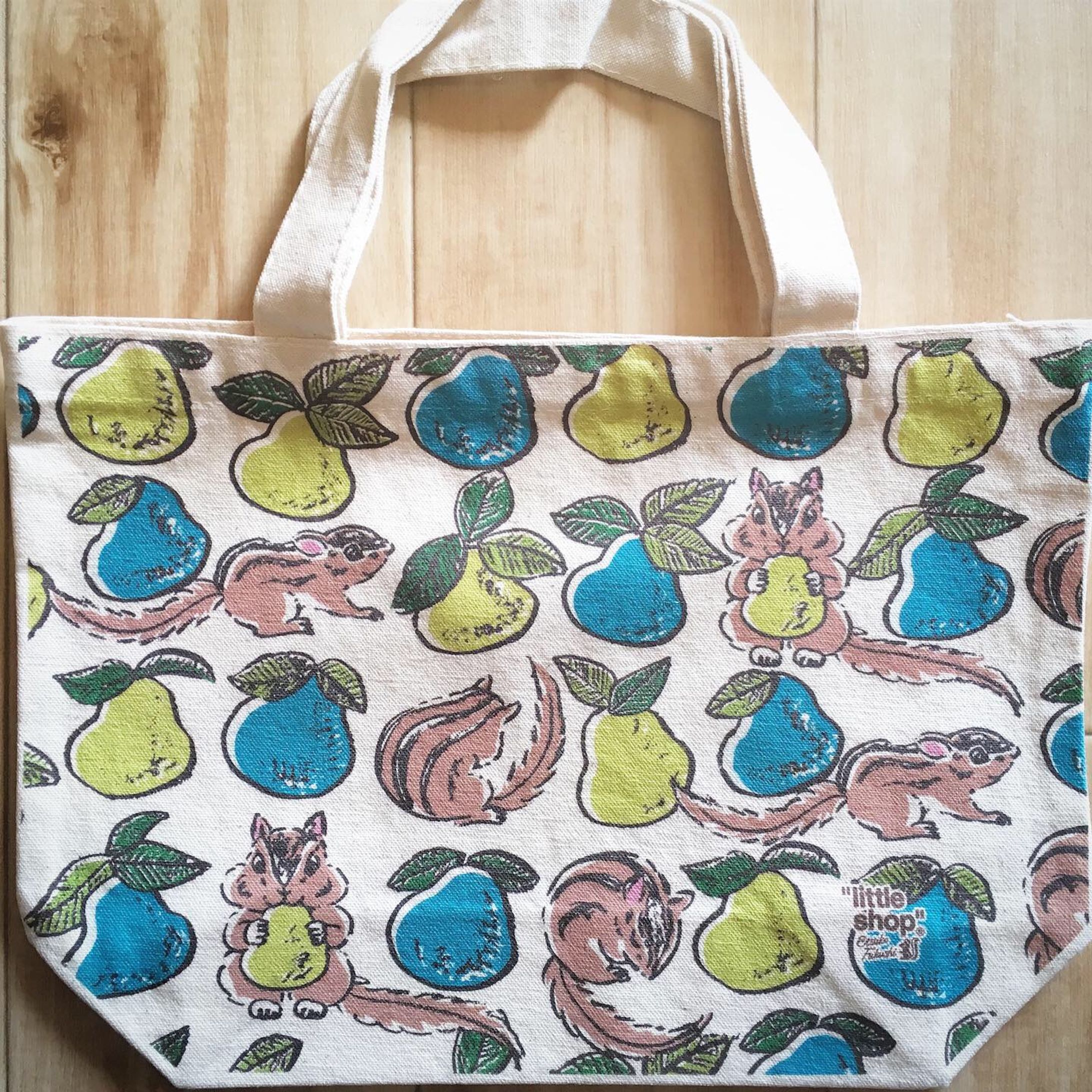 シマリスと洋梨 トートバッグ-1