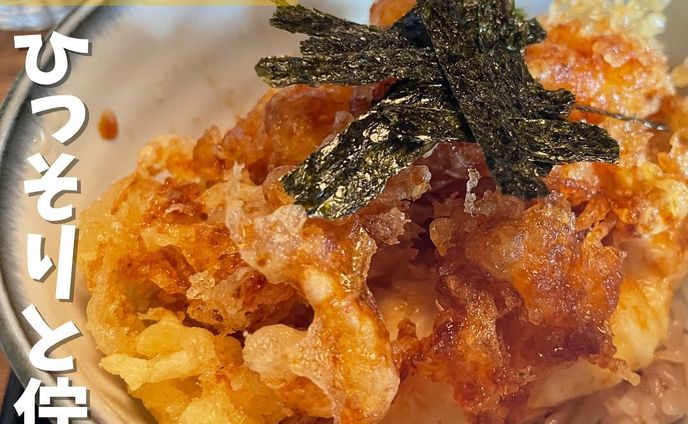 【渋谷】青山通りから路地に入ったところに趣のある暖簾と看板
隠れや　しぶ天 @shi_bu_10 
...
▼ポイント
◆宮益坂上にひっそりと佇む都会の喧騒を忘れられる大人の隠れ家
◆夜はうまい天ぷら、肴、酒が楽しめる空間

▼注文内容(税込)
玉子天丼と豚汁 1,000円

ランチで利用です😋
こんな場所に隠れ家発見！
暖簾をくぐるとすぐに階段があり、２階に上がります🚶
ランチは、玉子天丼とかき揚げ丼の定食2種類のみ❗️
今回は玉子の天ぷらを注文🥚　
天丼ダレ、醤油、ポン酢の3種類からタレを選ぶことができます🙆‍♂️
外はサクサク、中は卵白がふわふわ、卵黄はとろ〜り半熟で白いご飯と一緒に食べるとご飯が進みます✨
僕にはちょっとご飯の量が足りませんでした😂
テーブルに雪塩、岩塩、抹茶塩🧂などたくさんバリエーションがあり、塩で天ぷらを楽しむこともできます😋
天ぷらバルというだけあって、天ぷらは素材のもつ素朴な味わいを追求されてます🍤
次は夜行きます🍺

〇⚫︎〇⚫︎店舗情報〇⚫︎〇⚫︎
▼店名
隠れや　しぶ天

▼予算
1,000円(ランチ)
4,500円前後(ディナー)

▼アクセス
JR渋谷駅 東口 徒歩6分  地下鉄渋谷駅 12番出口 徒歩6分  地下鉄表参道駅 B1番出口 徒歩7分

▼所在地
東京都渋谷区渋谷2-8-6 宮

▼TEL
050-5485-2005

▼営業時間
ランチ
月、火、木、金  11:30～14:30

ディナー 
月～金  17:30～23:00（L.O.22:30）
土・祝  17:30～22:00（L.O.21:30） 

▼予約
可

▼個室
テーブル個室あり（1室/15名～25名様用/扉・壁あり）
---------------------------
グルメ情報を発信しております！
投稿内容が気になった方は @taiki_gourmet 
フォロー&いいね👍&コメントお待ちしております！
---------------------------
#渋谷 #渋谷グルメ #渋谷ディナー #渋谷ランチ  #渋谷区 #渋谷駅 #しぶ天 #卵 #玉子天丼 #豚汁 #グルメ #グルメスタグラム #グルメ好きな人と繋がりたい