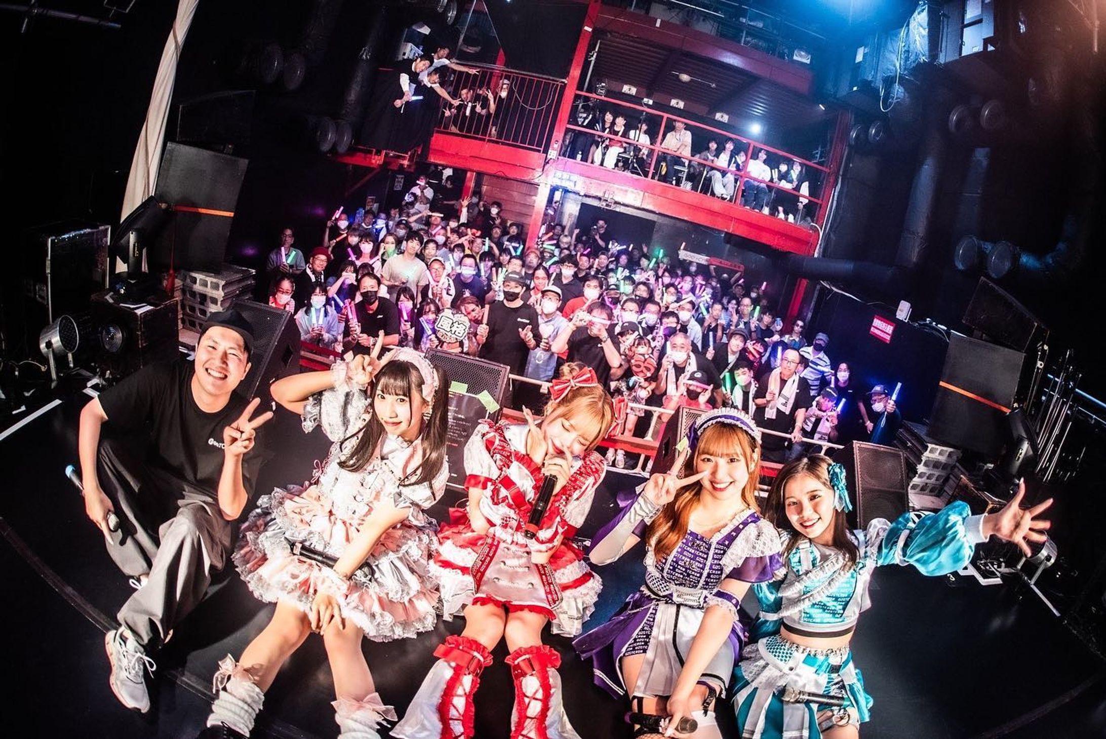 2023.09.16

グットクルー3周年ワンマン！
ギターで参加させていただきました！！！

グットクルーとのライブ最高でしたね……
（またこの世に"イイ写真"が生まれてしまった……）

上手にギターを弾くだけじゃなくてどう表現したらお客さんと楽しさをフルでシェアできるか。

お客さんのことを普段からたくさん考えている彼女たちだからこそ浮かぶアイディア。

ほんとうにやりがいしかなかったです！
（ダンスめっちゃむずかったけど！笑）
演出からパフォーマンスを含めて彼女たちから学ぶことが沢山ありました。

グットクルーはこれから修行に入るという発表でしたが僕も負けじと頑張ります！！！

こうやって前向きに活動しているアーティストと関われるたびにここでしか得られない学びを得た感覚があってほんとうに感謝しています。この気持ちは絶対に忘れないぞ。

ただの仕事です。よりもその人たちの気合いに乗っかって、メンバーみたいな意識で参加できると絶対にいいものができるんです。
そういう感覚を1番最初に教えてくれたのもグットクルーだったかもしれない。

そんなふうにいつも迎え入れてくれるメンバー、スタッフ、運営、彼女たちを支えているすべての皆様に超リスペクトを！！！
お互いまた成長した姿で‼️会おう‼-1