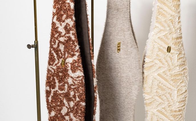 qppA®︎カバー🧱
rétro mood・casual・elegant..

カジュアルコーデも
どこか上品なムードになるように🪡

左:レトロパネル
中:ウールモヘア
右:フェザーニュアンス

photo
@yu_19831123

┄┄┄┄┄┄┄┄┄┄┄┄
ꕀ 11月のご試着スペースオープン日ꕀ
30日(水)11:30-/13:00-
▲時間の微調整は可能です。
DMより、ご希望日時を添えてお気軽にご予約お願い致します。

📚ご試着スペースでは、
着せ替えターバン・ナイトキャップ・シュシュの実物をご試着・ご購入可能です。
また、巻き方から丁寧にお伝えさせて頂きますので、ご自宅でも安心して
ご使用いただけるようになります☺️

日々、よりキュッパをお楽しみいただけるようになると思いますので、
お気軽にご来店下さい🚩
皆さまにお会い出来る事を
楽しみにしております💐

#ターバン #ターバンアレンジ #身だしなみ #美髪 #retromood #vintagestyle #ヘアターバン #ターバン帽子 #ワイヤーターバン #湘南 #茅ヶ崎 #ヘアアクセサリー #qppa #キュッパ #着せ替えターバン