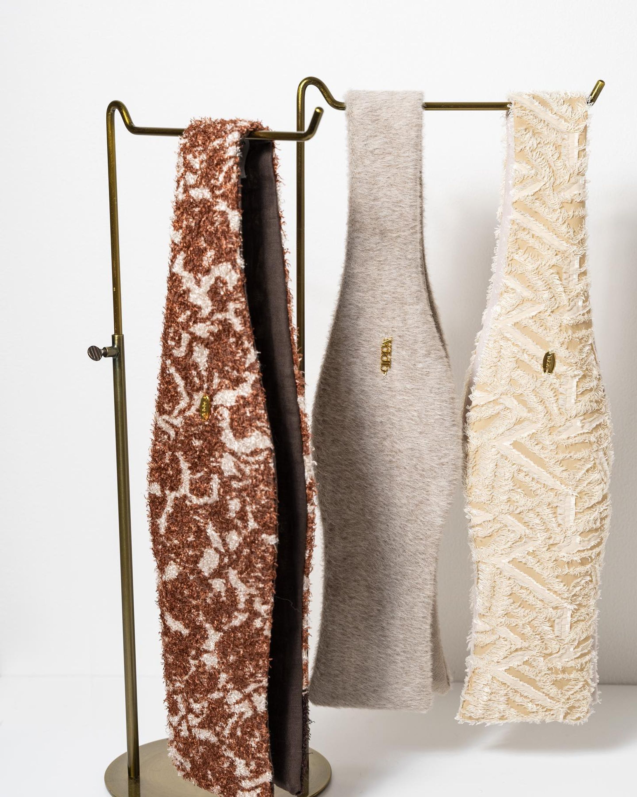 qppA®︎カバー🧱
rétro mood・casual・elegant..

カジュアルコーデも
どこか上品なムードになるように🪡

左:レトロパネル
中:ウールモヘア
右:フェザーニュアンス

photo
@yu_19831123

┄┄┄┄┄┄┄┄┄┄┄┄
ꕀ 11月のご試着スペースオープン日ꕀ
30日(水)11:30-/13:00-
▲時間の微調整は可能です。
DMより、ご希望日時を添えてお気軽にご予約お願い致します。

📚ご試着スペースでは、
着せ替えターバン・ナイトキャップ・シュシュの実物をご試着・ご購入可能です。
また、巻き方から丁寧にお伝えさせて頂きますので、ご自宅でも安心して
ご使用いただけるようになります☺️

日々、よりキュッパをお楽しみいただけるようになると思いますので、
お気軽にご来店下さい🚩
皆さまにお会い出来る事を
楽しみにしております💐

#ターバン #ターバンアレンジ #身だしなみ #美髪 #retromood #vintagestyle #ヘアターバン #ターバン帽子 #ワイヤーターバン #湘南 #茅ヶ崎 #ヘアアクセサリー #qppa #キュッパ #着せ替えターバン-1