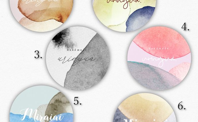 【＃31】：
カードでも発売後すぐ人気になった、ド定番の水彩ドットモチーフ。意味ありげで意味がない、だけど何だかアーティスティックに見える、個性と使いやすさが同居した柄です。センスあるこなれたショップ感を演出してくれそう。

◆◆【メルカリは8月27日頃までお休み中。ご予約のみ可能です】◆◆
↓↓↓
今すぐのご注文はminne・Creemaをご利用ください。プロフィール欄から飛べます。
【インスタ内で商品仕様やお値段を1から全部ご説明するお取引き】は承っておりません。
ご希望でしたらピンポイントで特定の商品用URLもお伝えできますので、必ず商品説明をご一読くださいませ。

----------﻿

直径は4cm。シールで一番人気の「ツヤあり丸型ショップシール」。﻿
商品箱の仕上げやサンキューシールにはもちろん、ノベルティにも。
﻿

※48枚：999円　から﻿

﻿
同じシリーズは﻿
#響のツヤ丸シール
﻿
---------------﻿
全商品は﻿
#hikarino_hibiki﻿
﻿
#アクセサリー台紙﻿
#ピアス台紙﻿
#ネイルチップ﻿
#ハンドメイドピアス﻿
#ハンドメイド ﻿
#ハンドメイドアクセサリー﻿
#名刺﻿
#名刺デザイン﻿
#名刺作成﻿
#アクセサリー﻿
#シールデザイン
#minneで販売中﻿
#メルカリ出品中﻿
#ショップカード﻿
#ショップシール﻿
#サンキューカード﻿
#サンキューシール﻿
#名刺オーダー﻿
#レジンピアス﻿
#レジンアクセサリー﻿
#天然石アクセサリー﻿
#お家サロン﻿
#隠れ家サロン﻿
#まつエクサロン﻿
#ハンドメイド好きさんと繋がりたい﻿
#ハンドメイド部﻿
#ハンドメイド作家