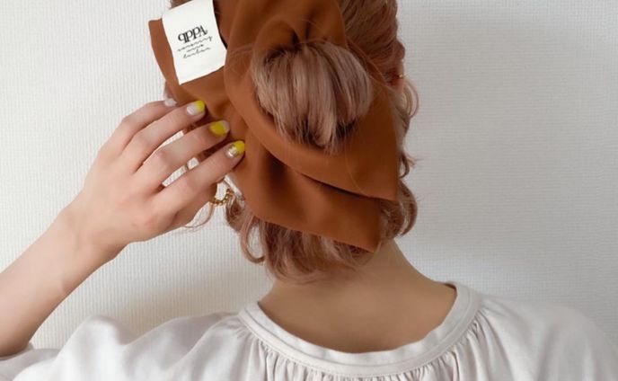 ご愛用者の着画＆動画です🎞

スクエアシュシュをとても素敵にお使いいただいています。

お団子にして結ぶだけでとっても可愛いですね♡

ご使用はストレッチブラウンです。

✦ ✦ ✦ ✦ ✦ ✦ ✦ ✦ ✦ 

@chii__uruu 
福岡天神西通り近くの
ヘアセット・シャンプースパ専門店🫧

✦ ✦ ✦ ✦ ✦ ✦ ✦ ✦ ✦ 

画像はご了承を得て掲載させていただきました☺️ご了承ありがとうございます🤲

✦ ✦ ✦ ✦ ✦ ✦ ✦ ✦ ✦ 

〰️𝑸 𝑷 𝑷 𝑨®︎ キュッパ〰️
𓇼𝑯𝒂𝒊𝒓 𝒄𝒂𝒓𝒆 𝒂𝒄𝒄𝒆𝒔𝒔𝒐𝒓𝒊𝒆𝒔湘南茅ヶ崎

🌿日々のビューティケアをおしゃれにラクにhappyに

҉  着せ替えワイヤーターバン
҉  国産洗えるシルクのナイトキャップ
҉  スクエアシュシュ・吸水ガーゼシュシュetc...

♥ 大人の身だしなみを簡単に整える
♥ 時短でおしゃれしたい方
♥ 使い心地の良いヘアアクセサリー
♥お子様用ナイトキャップをお探しの方
♥ 上質で永く使えるモノが良い
♥ 少し変わったプレゼントをお探しの方（プレゼント梱包無料です。）

🛒オンラインショップはプロフィールからご覧下さい。
🛍Creema＆minne で販売中
“QPPA®︎”で検索お願いします。

当店のナイトキャップは
兵庫県姫路市花田町上原田170-1
@emcafe
にてお取り扱いしております。

 ✦ ✦ ✦ ✦ ✦ ✦ ✦ ✦ ✦ ✦ ✦ ✦ ✦ ✦

#キュッパ #シュシュアレンジ #シュシュ #スクエアシュシュ #ターバン #ターバンヘア #ターバンコーデ #ヘアアレンジ #ヘアアクセサリー #ヘアアクセ #ヘアバンド#海 #湘南スタイル  #茅ヶ崎 #ヘアケアグッズ #時短ヘアアレンジ #ワイヤーターバン #ミニマルライフ#creema#minne#時短おしゃれ#大人の身だしなみ#ナイトキャップ#お子様ナイトキャップ#時短#コスパ#ヘアケア #shonan#shonanlife