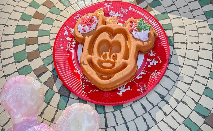 【東京ディズニー】💛💚🩵🩷🐭Photo Idea

せっかく4人揃ったので
色違いカチューシャでディズニー楽しんできた🎈

新作のスパンコールカチューシャが
キラキラで可愛い🥰

ワッフルがクリスマスバージョンになってて
行列だったけど食べたかったから頑張って並ぶことに🧇
可愛いしクリームが美味しかったなぁ🍓

ワッフルの右上にあるのは
香港ディズニーで買ったツムツムと
ミッキーのちょっこりさん🐭
𓐄 𓐄 𓐄 𓐄 𓐄 𓐄 𓐄 𓐄 𓐄 𓐄 𓐄 𓐄 𓐄 𓐄 𓐄 𓐄 𓐄 𓐄

おしゃれ旅と可愛いグルメ大好き
絶景マニアOLのアカウント♡
@momomi_ometabi 

・おすすめのお洒落ホテル
・大人かわいい女子旅スポット
・リゾート×グルメ
について毎日発信中📍

ホテル、カフェ、観光局の皆様📷´-
旅を一緒に盛り上げるお手伝いを
ぜひさせてください♡
お仕事のご依頼などはDMへ📮

To Hotels, Cafes, Tourist Offices.
Please let me help you liven up trips together!
Please DM for work requests💌  ̖́-‬

𓐄 𓐄 𓐄 𓐄 𓐄 𓐄 𓐄 𓐄 𓐄 𓐄 𓐄 𓐄 𓐄 𓐄 𓐄 𓐄 𓐄 𓐄

#ディズニー 
#ディズニーランド 
#ディズニーリゾート 
#ディズニークリスマス 
#ディズニーフード 
#クリスマスメニュー 
#ディズニーリゾート40周年 
#クリスマスファンタジー 
#ディズニークリスマス 
#東京ディズニーランド
#おそろいディズニー 
#ディズニーカチューシャ 
#ディズニーコーデ 
#カチューシャコーデ 
#色違いコーデ