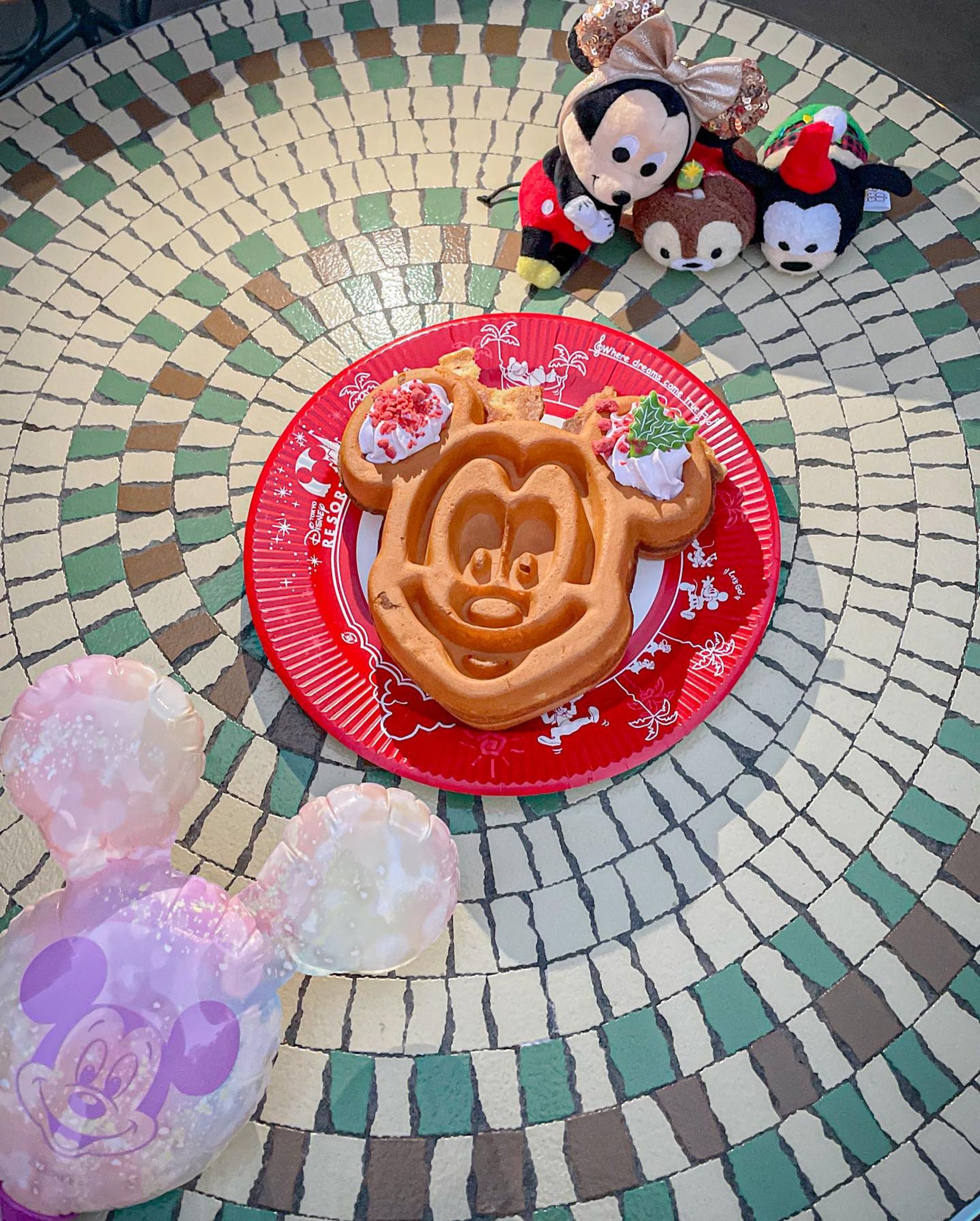 【東京ディズニー】💛💚🩵🩷🐭Photo Idea

せっかく4人揃ったので
色違いカチューシャでディズニー楽しんできた🎈

新作のスパンコールカチューシャが
キラキラで可愛い🥰

ワッフルがクリスマスバージョンになってて
行列だったけど食べたかったから頑張って並ぶことに🧇
可愛いしクリームが美味しかったなぁ🍓

ワッフルの右上にあるのは
香港ディズニーで買ったツムツムと
ミッキーのちょっこりさん🐭
𓐄 𓐄 𓐄 𓐄 𓐄 𓐄 𓐄 𓐄 𓐄 𓐄 𓐄 𓐄 𓐄 𓐄 𓐄 𓐄 𓐄 𓐄

おしゃれ旅と可愛いグルメ大好き
絶景マニアOLのアカウント♡
@momomi_ometabi 

・おすすめのお洒落ホテル
・大人かわいい女子旅スポット
・リゾート×グルメ
について毎日発信中📍

ホテル、カフェ、観光局の皆様📷´-
旅を一緒に盛り上げるお手伝いを
ぜひさせてください♡
お仕事のご依頼などはDMへ📮

To Hotels, Cafes, Tourist Offices.
Please let me help you liven up trips together!
Please DM for work requests💌  ̖́-‬

𓐄 𓐄 𓐄 𓐄 𓐄 𓐄 𓐄 𓐄 𓐄 𓐄 𓐄 𓐄 𓐄 𓐄 𓐄 𓐄 𓐄 𓐄

#ディズニー 
#ディズニーランド 
#ディズニーリゾート 
#ディズニークリスマス 
#ディズニーフード 
#クリスマスメニュー 
#ディズニーリゾート40周年 
#クリスマスファンタジー 
#ディズニークリスマス 
#東京ディズニーランド
#おそろいディズニー 
#ディズニーカチューシャ 
#ディズニーコーデ 
#カチューシャコーデ 
#色違いコーデ-1