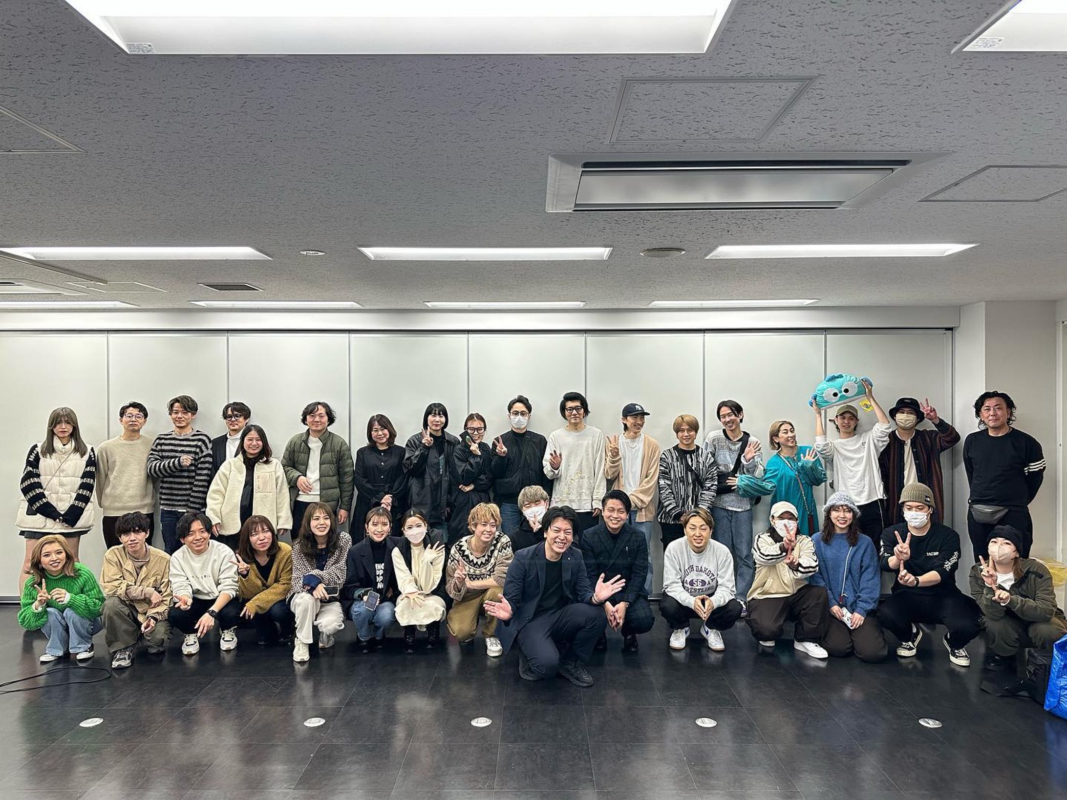 【iPhone１つでできる！はじめての動画づくりセミナー in 名古屋】

10/31に東京で開催されたセミナーに引き続き、2回目の有料セミナー講師を務めさせて頂きました。

本日の開催地は10年間営業として担当してきた地元・名古屋。

セミナーは定員「50名」を超える満員御礼。
12月のお忙しいお休みの中、お金を払って参加して頂いたことに感謝の気持ちでいっぱいです。

自分がお金を頂くセミナーの講師を務めることになるなんて、名古屋にいた時には全く想像すらしていませんでした。

これも、勇気を出して東京に出たから。
日本一人口が多い東京では謙遜・謙虚さよりも、自己表現が大切です。

今までは苦手だった自己表現。
自己表現の一つの形として、セミナーに挑戦しております。

決して驕ることなく、ただ自信と勇気は持って、これからも挑戦し続けていきます。-1