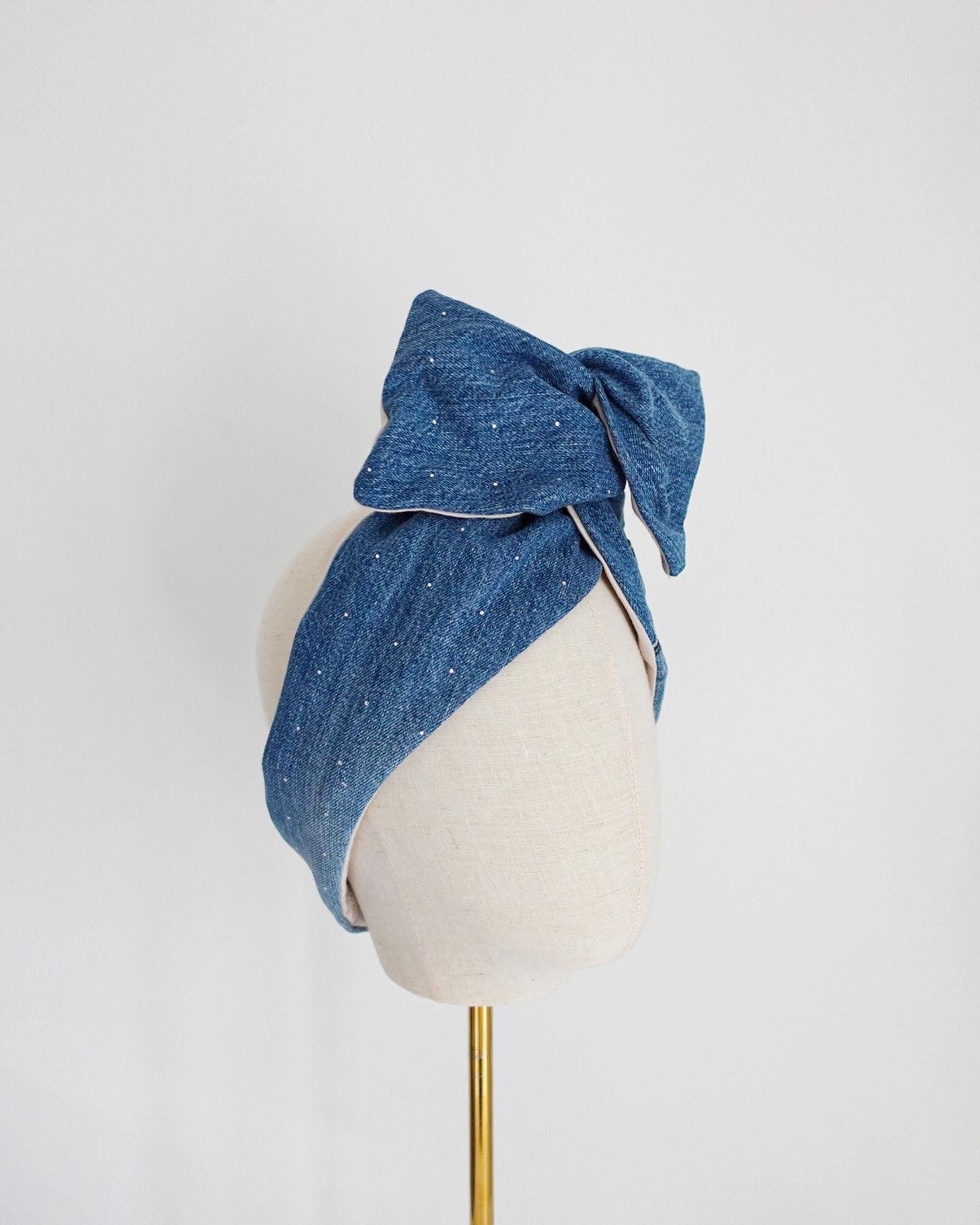 Rhinestone✨
upcycle denim

上品でカジュアル。
ストーンとデニムの組み合わせ。

ご購入はプロフィールリンクから🔗

#デニムターバン#キュッパ #デニムリメイク #デニム好き #denim #turban #リーバイス #diesel #デニム好きな人と繋がりたい #デニムカラー-1