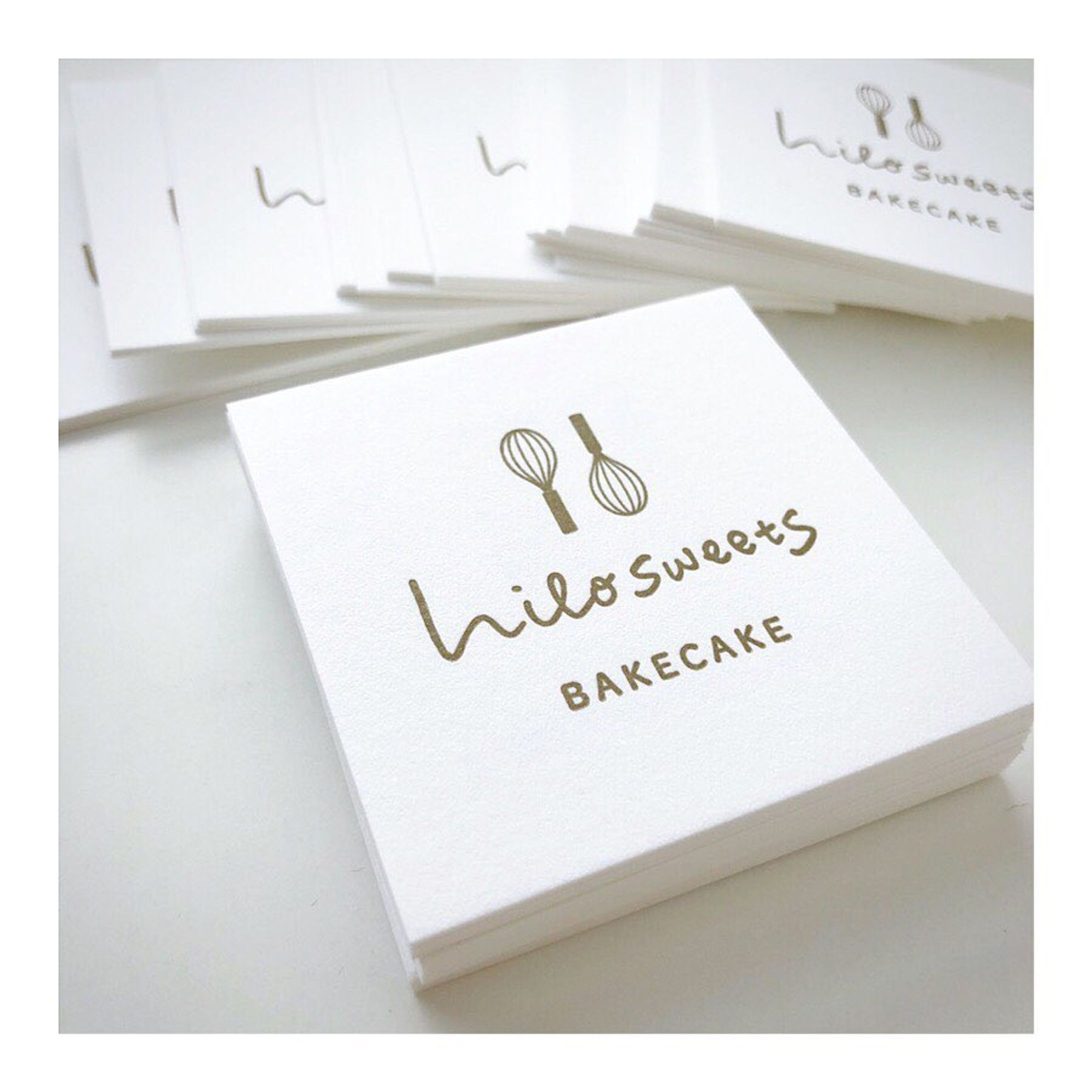 .
hilosweets 様
ロゴ
ショップカード
シール
.
.
.
#mousoudesign
#mousoudesign_2020 
#mousoudesign_hilosweets
.
@hilosweets.bakecake-1