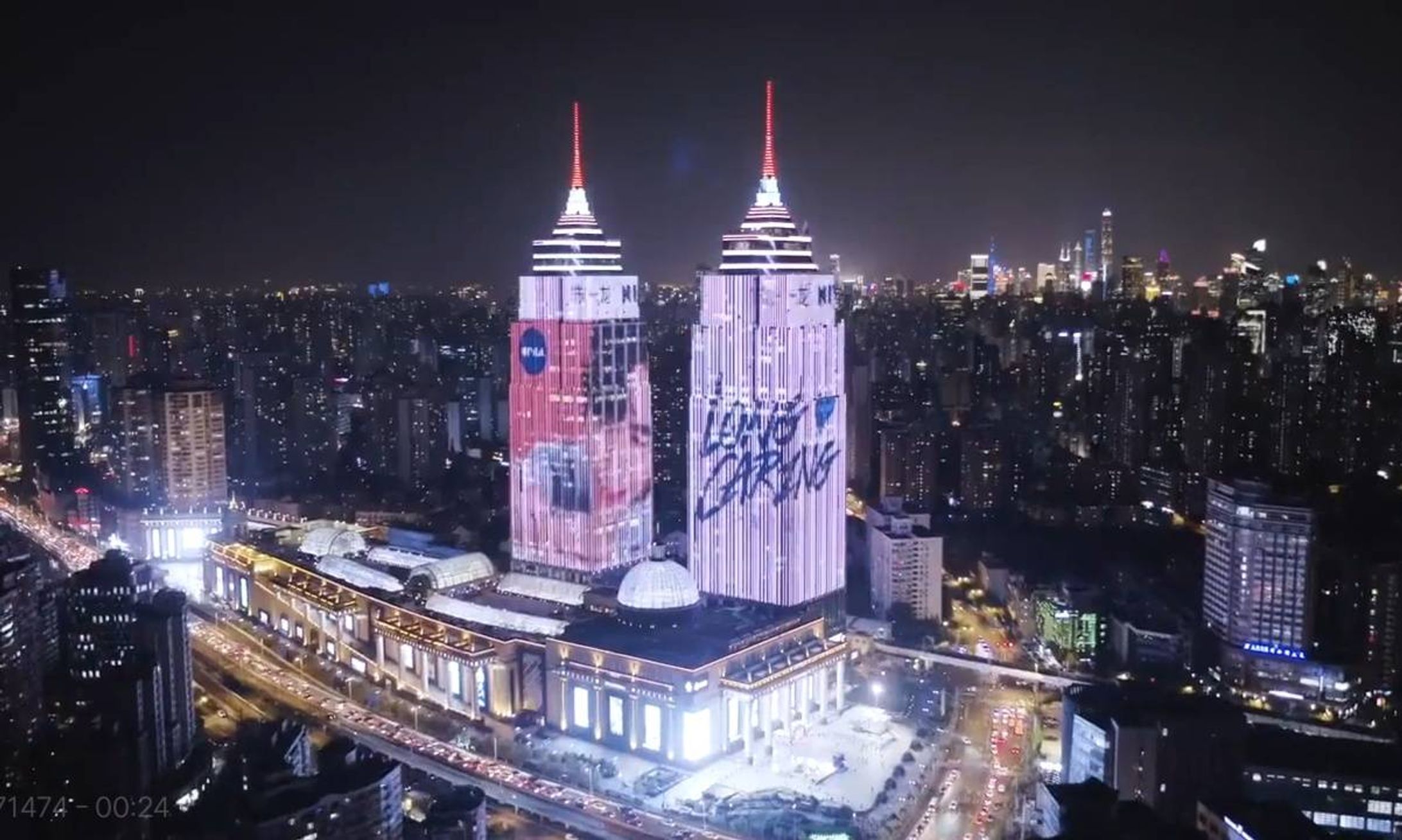 中国上海「环球港双子塔」広告掲載-1
