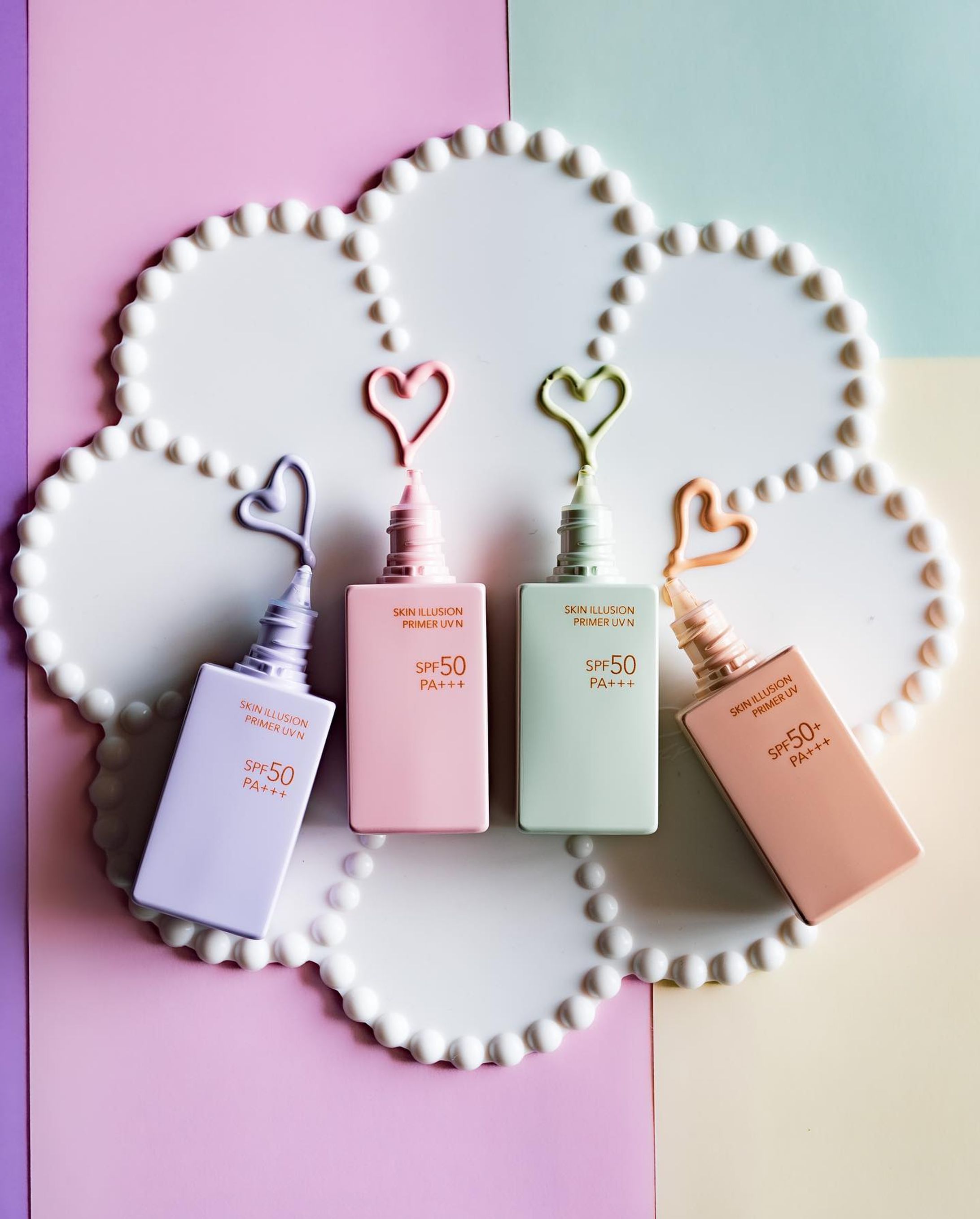 ハート♡ON！
コフレドールの毛穴つるんとカバー下地を全色試してみたよ🥹

ぴえん

かわいい🥹🥹🥹
※ちなみにハート塗りは本来の使い方ではありません笑。

ついついやってみたくなっちゃったハート塗り・・・

☑︎コフレドール　スキンイリュージョンプライマー
・グリーン　：赤みカバー
・ラベンダー：透明感UP！
・ピンク　　：血色感UP！
・ベージュ　：立体感UP！

とっても細かい微粒子、フラッシュカバー粉体で光を拡散して毛穴をつるんとカバーしてくれます。

私はラベンダーの色味がとっても好きでした😌

日によって肌のコンディションも違うもの。
カラープライマーは一つあるだけでとっても便利🤭

部分使いおすすめです❤︎

ご提供:カネボウ化粧品 
 

#コフレドール #スキンイリュージョンプライマー #カラー下地 #SPF50 #毛穴カバー #赤みカバー #くすみカバー #ハート塗り #lemonsquare🍋 #商品撮影-1