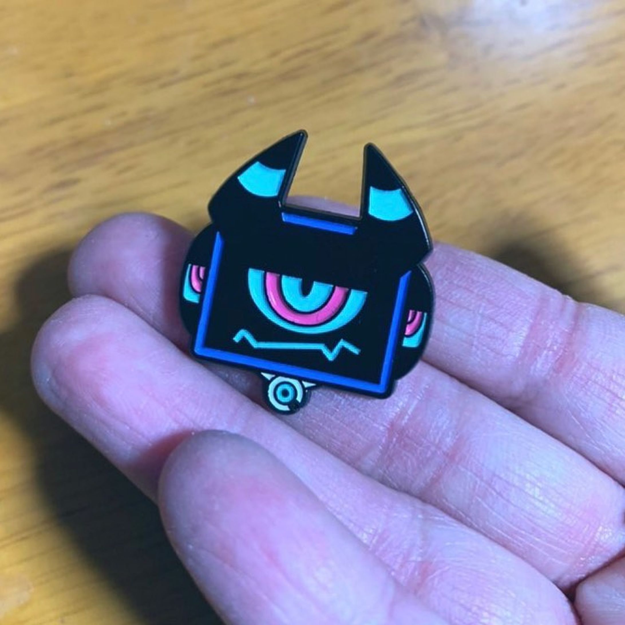 #人外 
#オリジナルキャラクター #monster #originalcharacter #characterdesign #touseioc #異形頭 #objecthead #ピンバッジ #pinbadge 

I received the pin badge I have always wanted to make. So happy🥹

Pin badges are not a major merchandise item in Japan, and production costs are high.
But I collect pin badges and wanted to add my character to it.
That dream came true.
I will sell them at an event in May this year.

念願のピンバッジが出来上がりました、う、嬉しい〜😂
ずっと作りたかったんです…金属部分は冒険せず黒にして正解でした。
5月のDFで販売します。-1