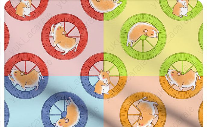 回し車で遊んでいるハムスター！