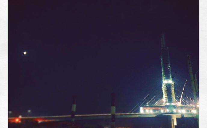 #夜#夜空#景色#綺麗#月#橋#Photo
動き始めた列車の中にいつでも君はいるから
あの時あの場所でまた会えるかな
信じ続けた瞳の奥にいつでも僕はいるかな

すげ〜〜〜ここかっけえ〜〜