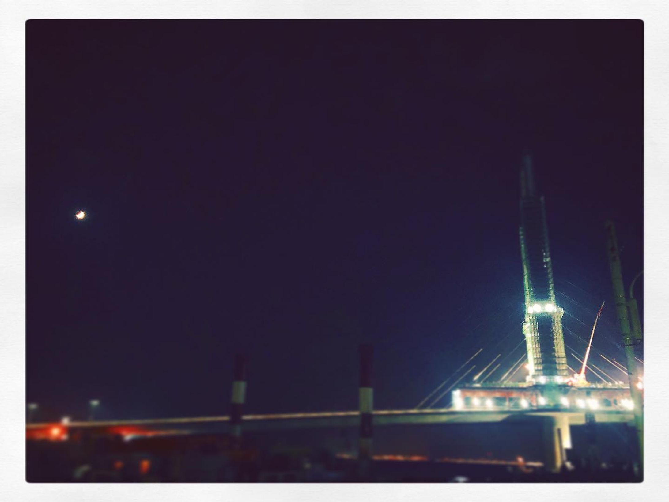 #夜#夜空#景色#綺麗#月#橋#Photo
動き始めた列車の中にいつでも君はいるから
あの時あの場所でまた会えるかな
信じ続けた瞳の奥にいつでも僕はいるかな

すげ〜〜〜ここかっけえ〜〜-1