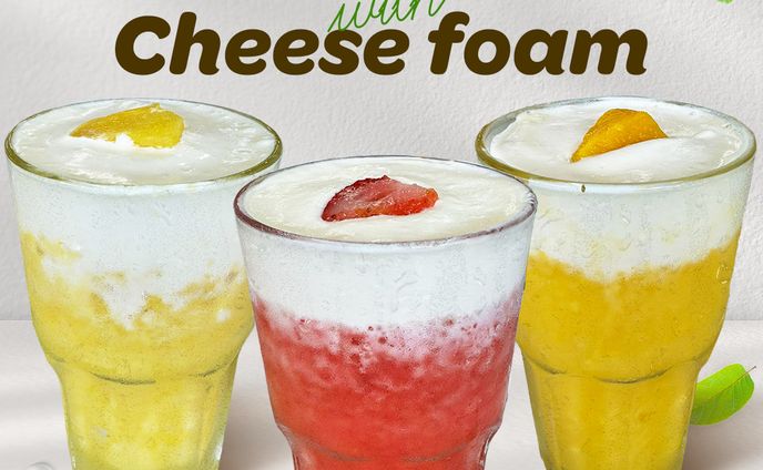 Fruit slush with cheese foam