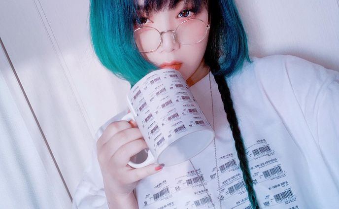 【事前予約本日まで】
goods→ https://moamoa.art/reservation-yuna-7969 @arimoshinaikoto
You can get it with a reservation by April 23.

Tシャツとアクキー(チェーンはネックレス付け替え)とマグカップです
事前予約4/23本日まで！大人の事情でそれ以外では買えないやつです
ご予約お待ちしてます
-----
予約ページは @arimoshinaikoto のプロフから飛べます
-----
プライズタグ柄とかいうマニアック柄でオリジナルグッズつくりました
ここ(https://linktr.ee/moamoa_arty)のクラウドファンディングのリターン品として制作してもらいました
めっちゃかわいい
キーホルダーとかマグカップとか諸々の10点セットの豪華セットが¥12,000とかいうマジ個人では作れん破格です 〔事前予約はこちらから 締切4/23〕
https://moamoa.art/reservation-yuna-7969
全種類グッズもここから見れます
-----
#art #artwork #instaart #myart #myartwork #crowdfunding #vaporwaveart  #vaporwave #futuristicart #pricetag  #creator  #アート  #値札  #オリジナル  #クリエイター #クラウドファンディング #めっかわ #雑貨 #マグカップ 
#オリジナルグッズ #tシャツ女子  #サブカル女子 #丸眼鏡 #portrait_shots #tシャツ #girl #good_portraits_world #ınstagood  #作品撮り #派手髪