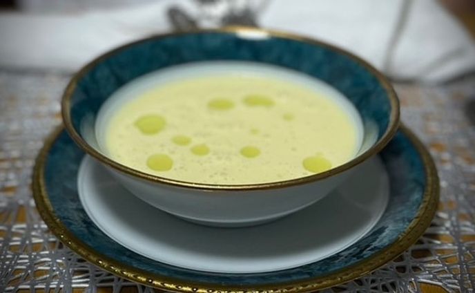 トウモロコシのポタージュ 

ブイヨンも砂糖も何も使わずシンプルに美味い一皿