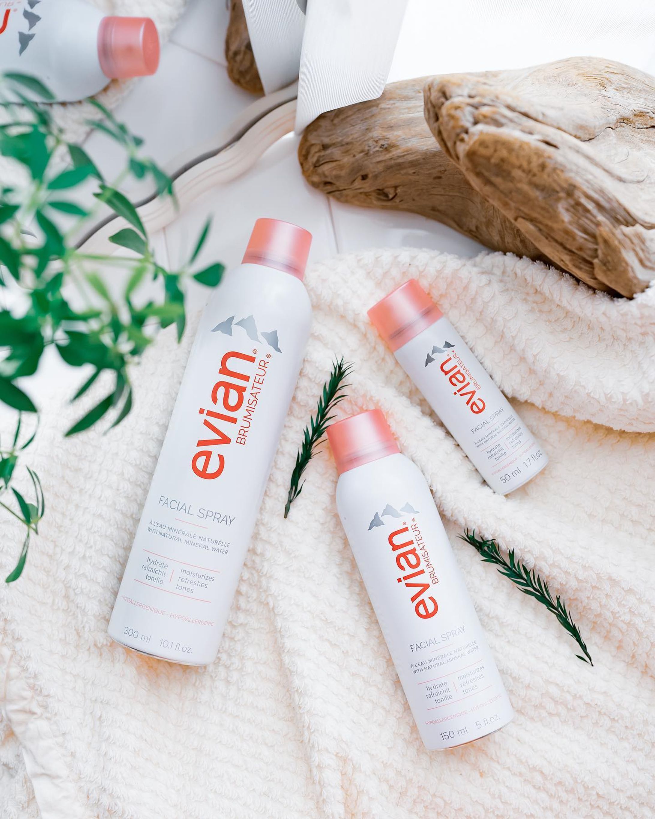 【自然派さんにおすすめ】

みんな一度は見たことあるのでは？
エビアンのフェイシャルスプレー😌

フレンチアルプスが育んだ、生きたまま自然な水。希少な100%ナチュラルミネラルウォーターをボトリングしたフェイシャルスプレー。

粒子が細かくてメイク前、メイク後関係なく使いやすい◎

3種類のサイズがあるのでお風呂上がりやメイク直し用など、用途に合わせて選べるのも嬉しいポイント◎

私は半身浴中、お風呂から出た後など
使いたい時にたっぷり使える300gがお気に入り❤︎

50gのミニサイズはリモートワーク中のデスク周りに置いてます。
リフレッシュできますよ❤︎

とっても優しくて使いやすい。
フェイシャルスプレーデビューにもおすすめです☑︎

#エビアンフェイシャルスプレー #スプレー化粧水 #化粧水 #導入化粧水 #ミスト化粧水 #PR #snapmart #ブツ撮り #商品撮影 #コスメ撮影 #フェイススプレー #メイク直し #アラサー美容-1