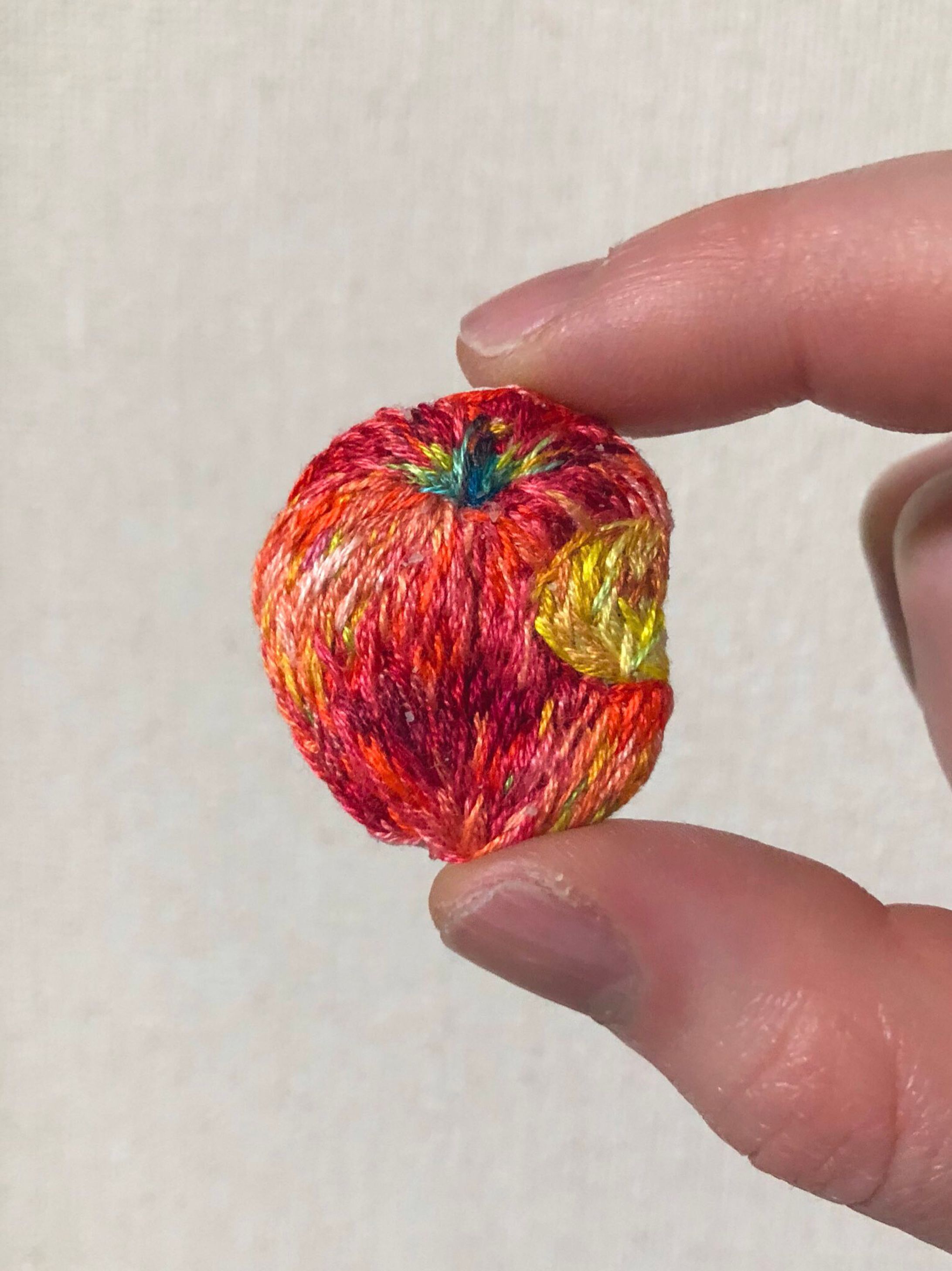 りんごの刺繍-1