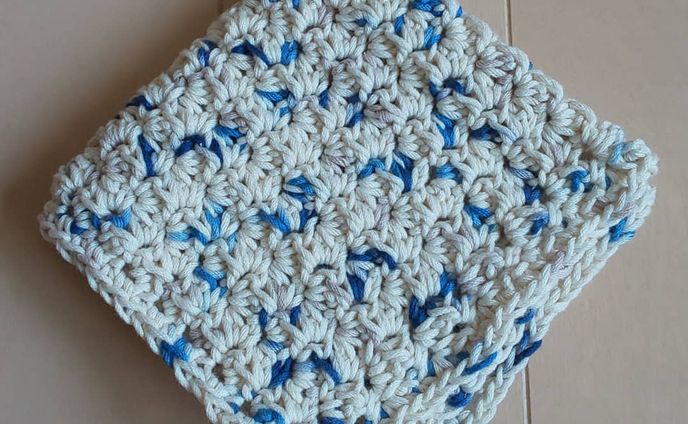 #模様編み の練習をしたくて、動画の作り方を参考にハンカチを作りました。動画本編より少し大きめの約20cm角です。

全て毛糸のピエロさんのLittle fun(色番:55)と７号針を使用。その状態で２枚目画像くらいの余りがでました。思ったより余ったな、と言う印象です。縁編みが難しかった……

編んでるのも楽しいんですが、編みながら（これ織ったらどう見えるのかな～何織が良いかな～）と良く考えてました。どっちも好きなんだな～私😊

■YouTube参考動画
→mimiam様

#手作り部 #手芸 #編み物 #かぎ針編み #mimiamu作品 #ハンカチ #手作りハンカチ #手編みハンカチ #毛糸のピエロ #リトルファン #littlefun #綿 #ハンドメイド