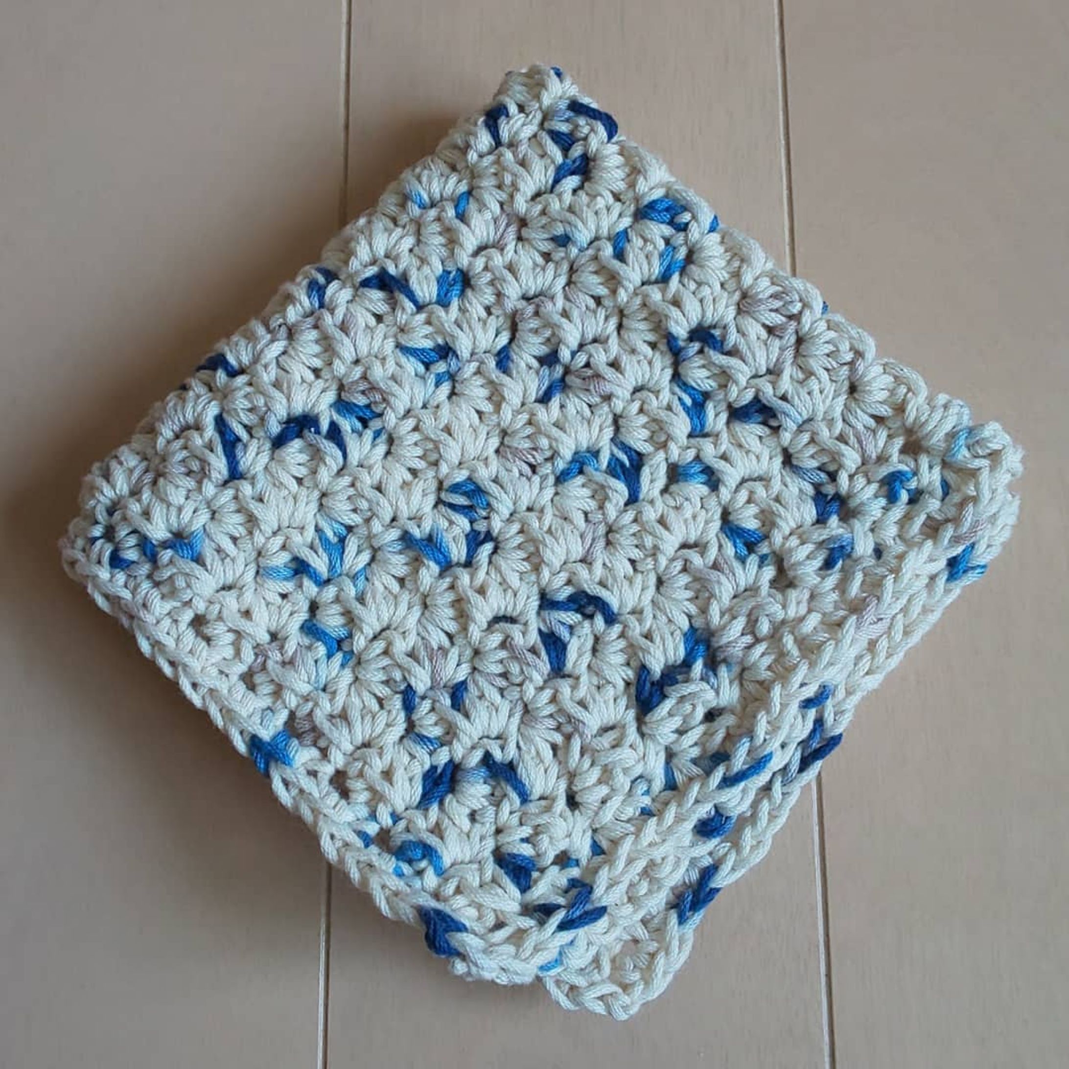 #模様編み の練習をしたくて、動画の作り方を参考にハンカチを作りました。動画本編より少し大きめの約20cm角です。

全て毛糸のピエロさんのLittle fun(色番:55)と７号針を使用。その状態で２枚目画像くらいの余りがでました。思ったより余ったな、と言う印象です。縁編みが難しかった……

編んでるのも楽しいんですが、編みながら（これ織ったらどう見えるのかな～何織が良いかな～）と良く考えてました。どっちも好きなんだな～私😊

■YouTube参考動画
→mimiam様

#手作り部 #手芸 #編み物 #かぎ針編み #mimiamu作品 #ハンカチ #手作りハンカチ #手編みハンカチ #毛糸のピエロ #リトルファン #littlefun #綿 #ハンドメイド-1